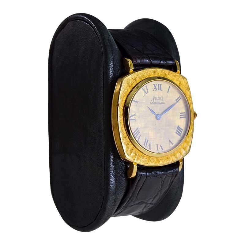 USINE / MAISON : Piaget Watch Company
STYLE / RÉFÉRENCE : Automatique / Référence 12447
METAL / MATERIAL : Or jaune 18Kt 
CIRCA / ANNÉE : années 1970
DIMENSIONS / TAILLE : Longueur 37mm X Largeur 32mm
MOUVEMENT / CALIBRE : Remontage automatique / 30