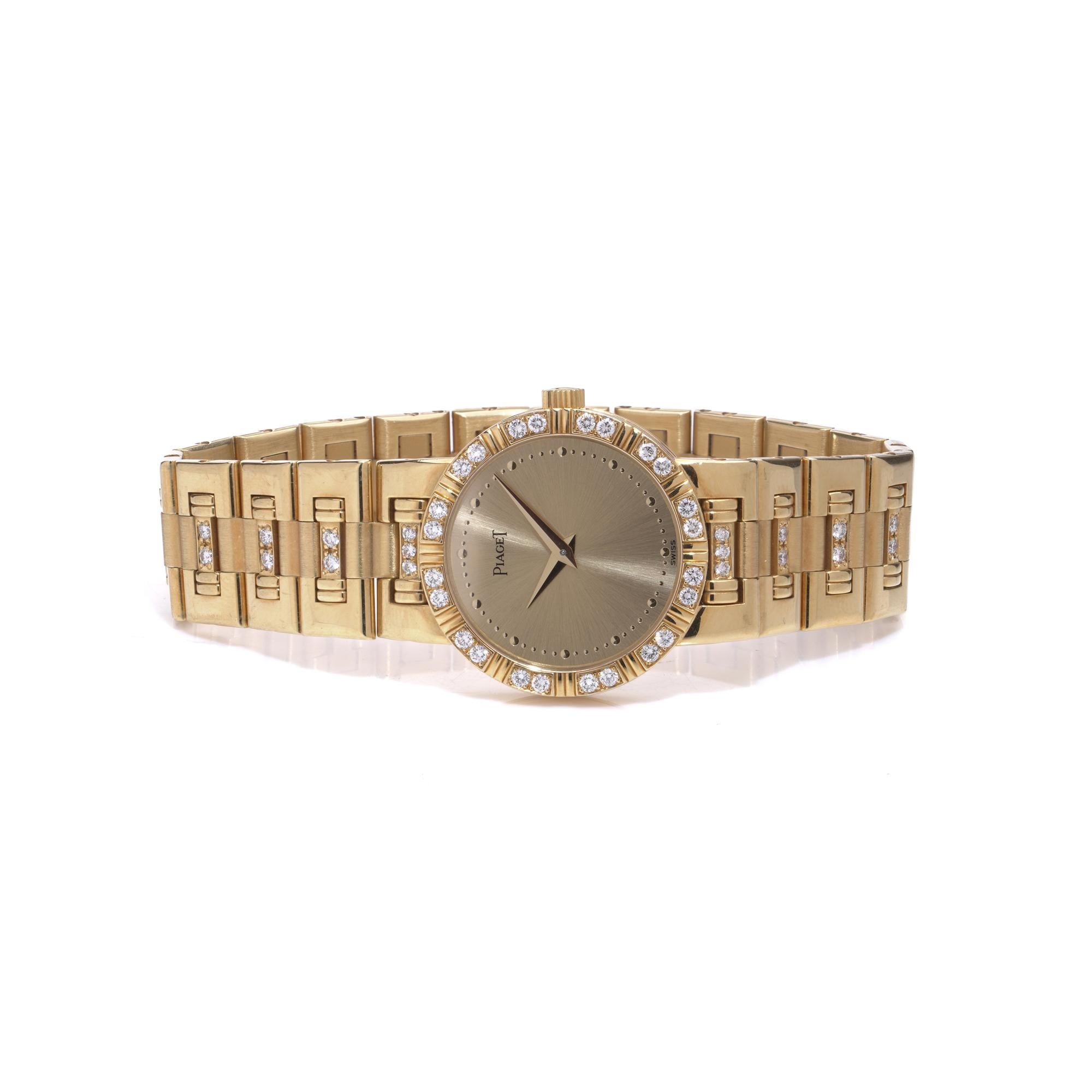 Montre Piaget en or jaune 18 carats avec diamants, réf. 90564 K818 (années 1990)

Une élégante montre-bracelet Piaget en or jaune 18 carats, avec un cadran rond champagne, une lunette sertie de diamants et des maillons de bracelet rehaussés de