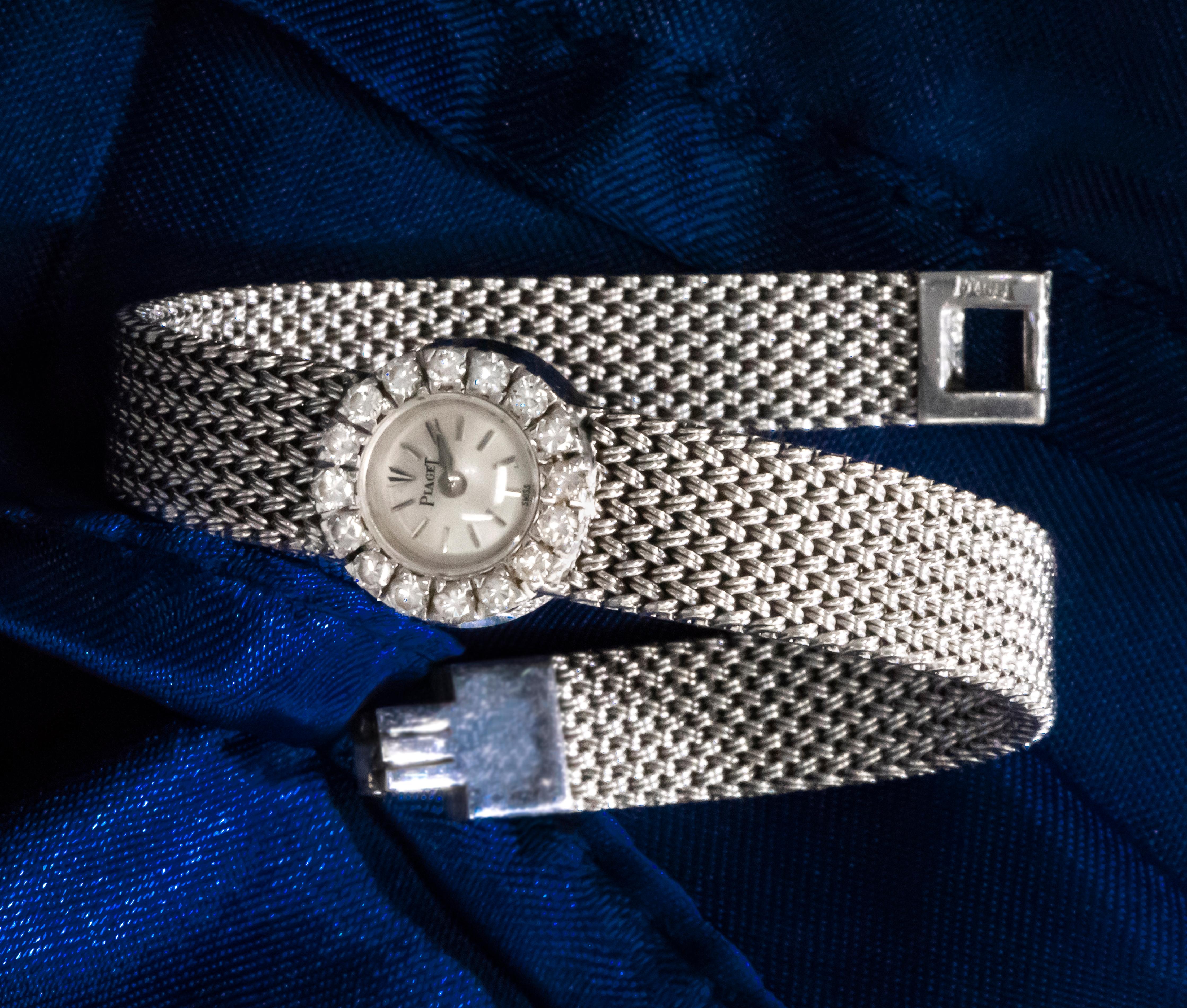 Piaget 1960s 18 Karat White Gold 2 Carat VS1 Diamond Mesh Bracelet Watch In Excellent Condition In New york, NY