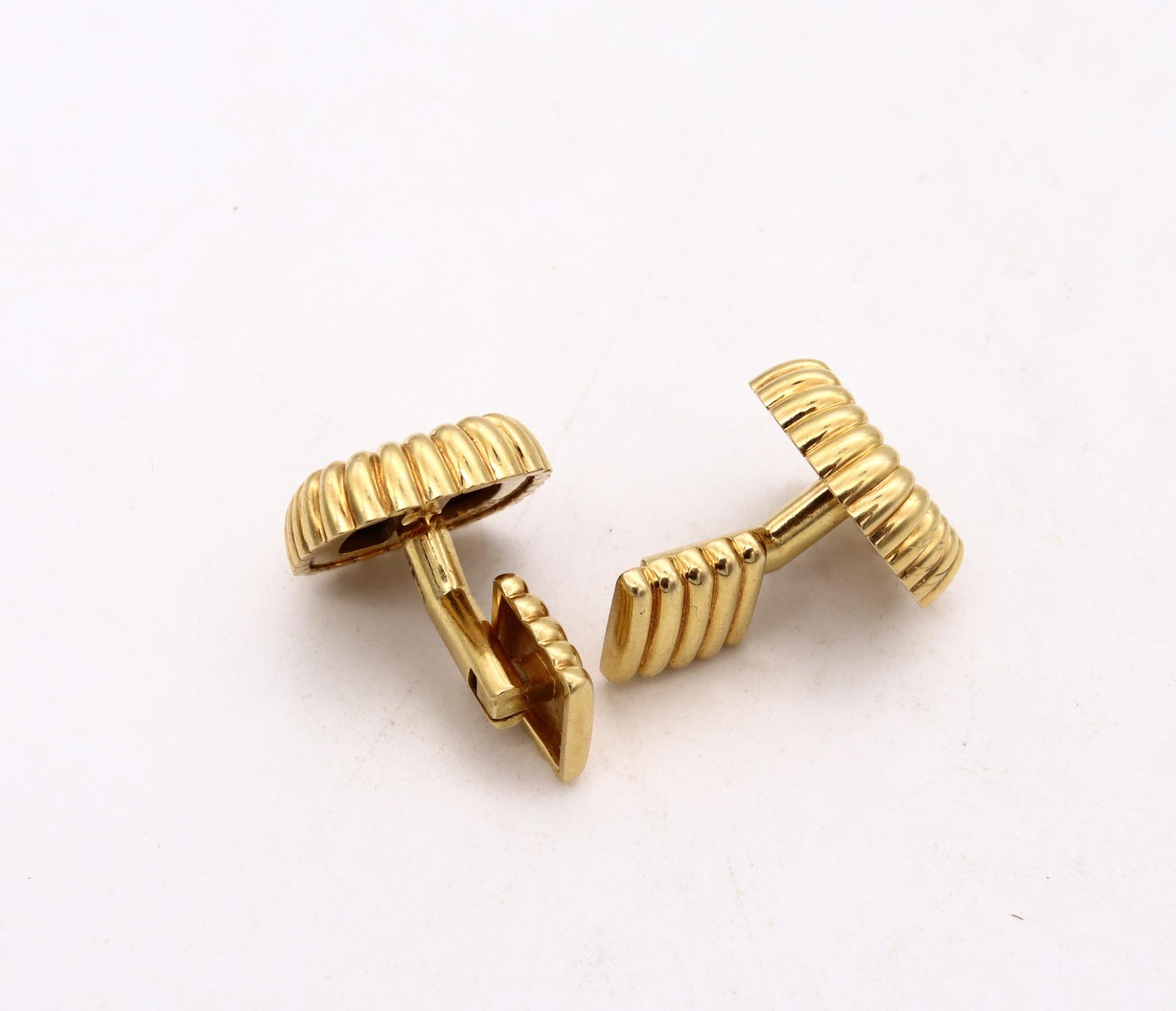 Piaget 1970 by Gubelin Pair of Cufflinks 18Kt Yellow Gold with Tiger Eye Quartz In Excellent Condition In Miami, FL