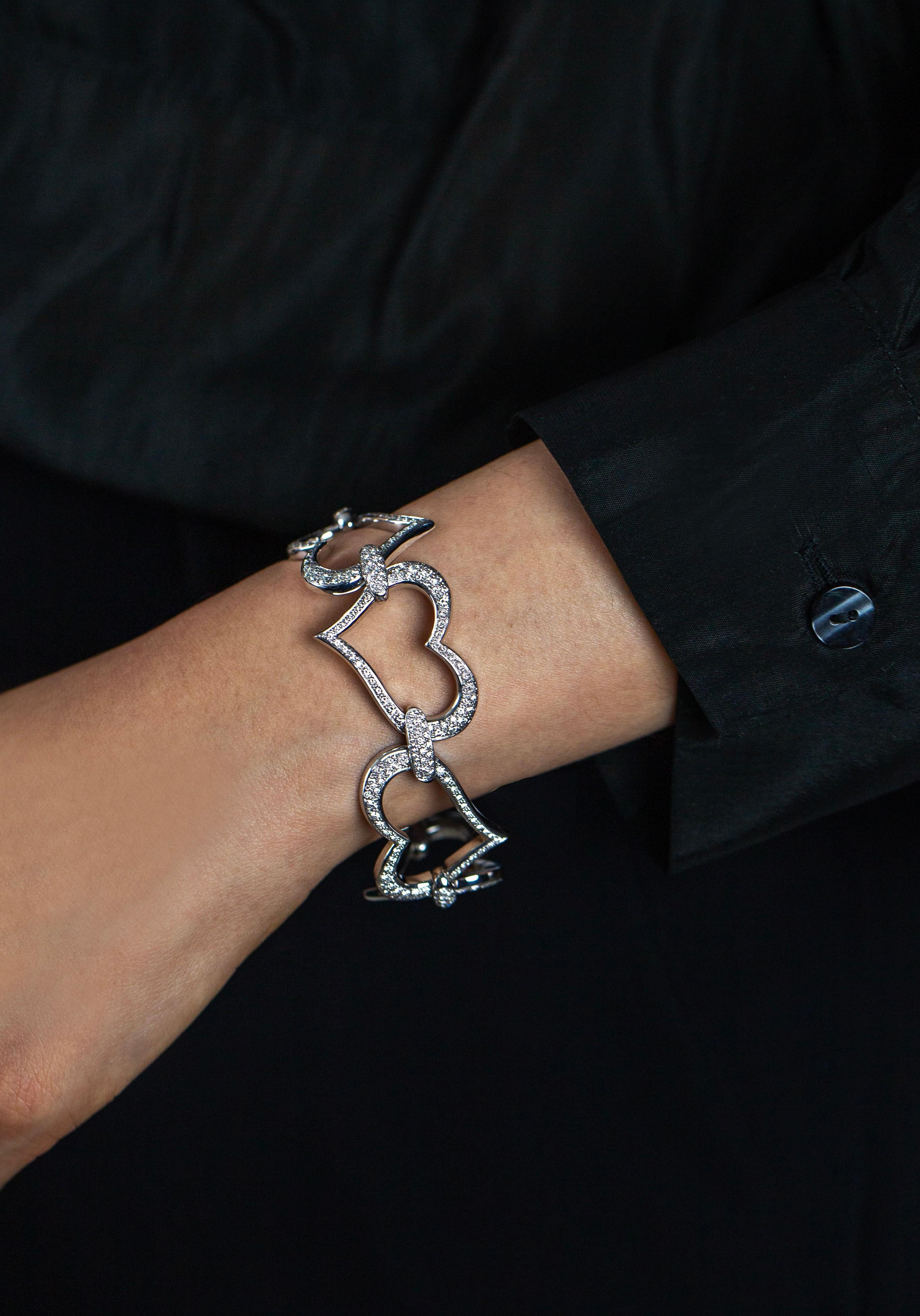 Modern Piaget 4.70 Carats Round Brilliant Cut Diamond Link Heart Bracelet in White Gold For Sale