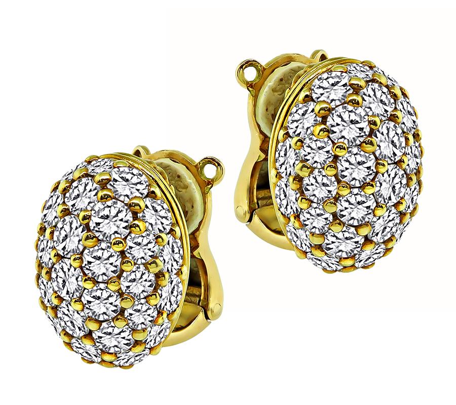Dies ist ein atemberaubendes Paar Ohrringe aus 18k Gelbgold von Piaget. Die Ohrringe sind mit funkelnden, rund geschliffenen Diamanten besetzt, die etwa 5.50 ct wiegen. Die Farbe dieser Diamanten ist E-F mit VS-Reinheit. Die Ohrringe sind 16 mm x 12