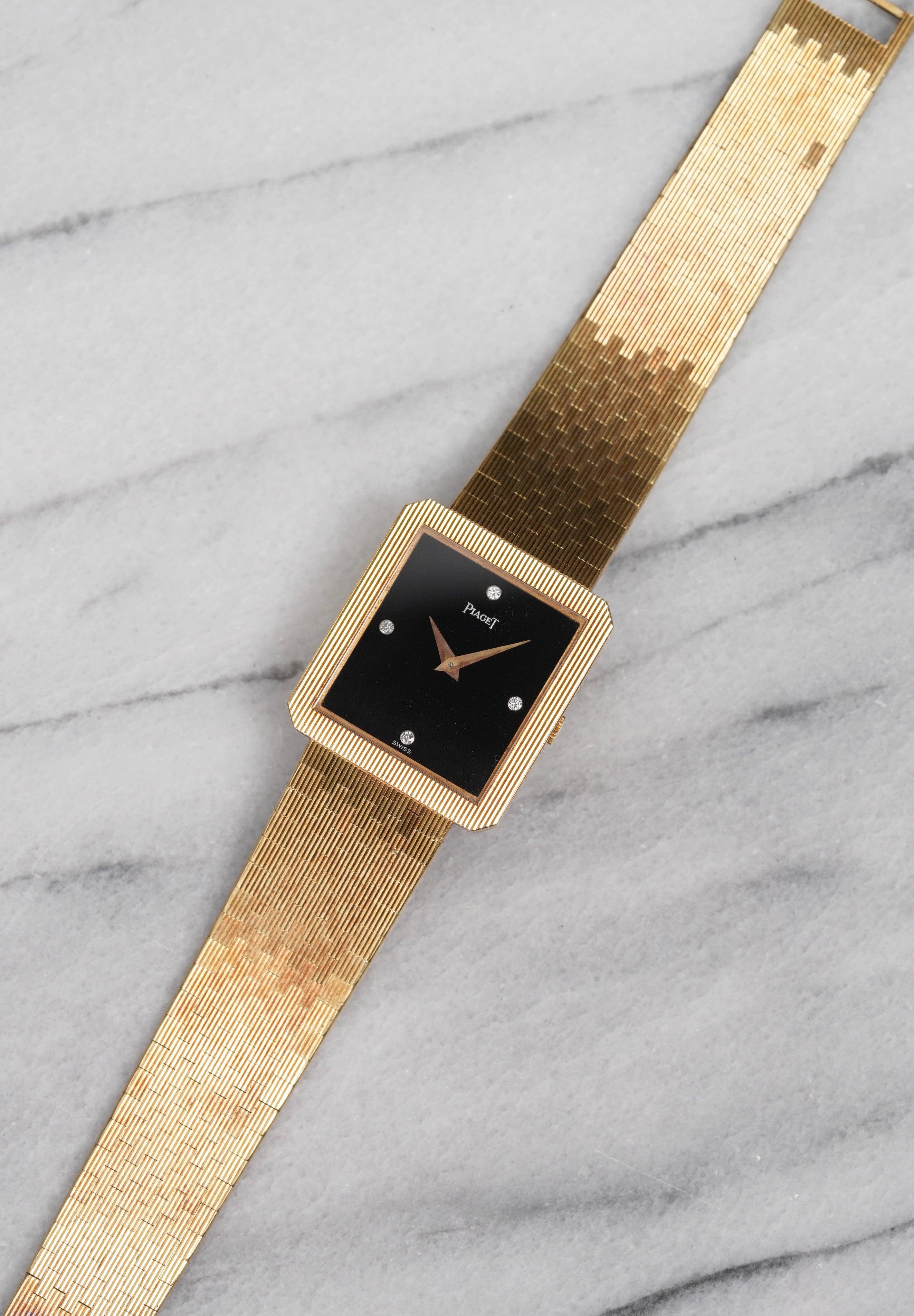 Voici une montre Piaget référence 9154 en or jaune 18 carats avec un cadran à diamants en pierre d'onyx noire, à remontage manuel, datant des années 1980, dotée d'un boîtier rectangulaire de 25 mm en or jaune 18 carats et d'un bracelet pouvant aller