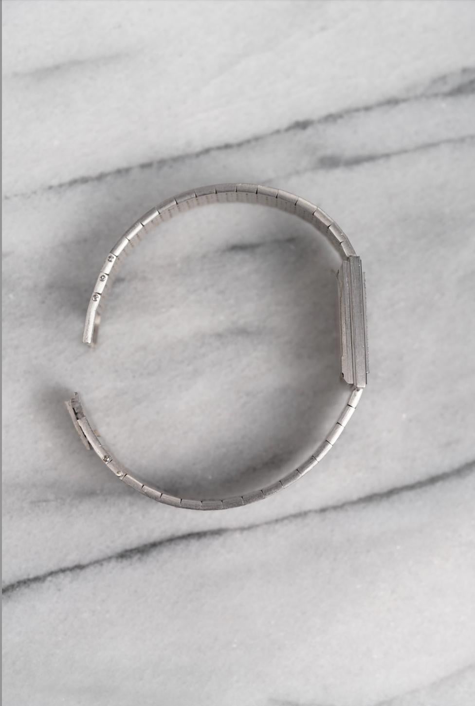 Ecco un Piaget referenza 9200 a carica manuale in oro bianco 18 carati con un sorprendente quadrante con pavé di diamanti di fabbrica incorniciato da una lunetta in onice, risalente agli anni Ottanta. Le misure includono un 25 mm e il bracciale si