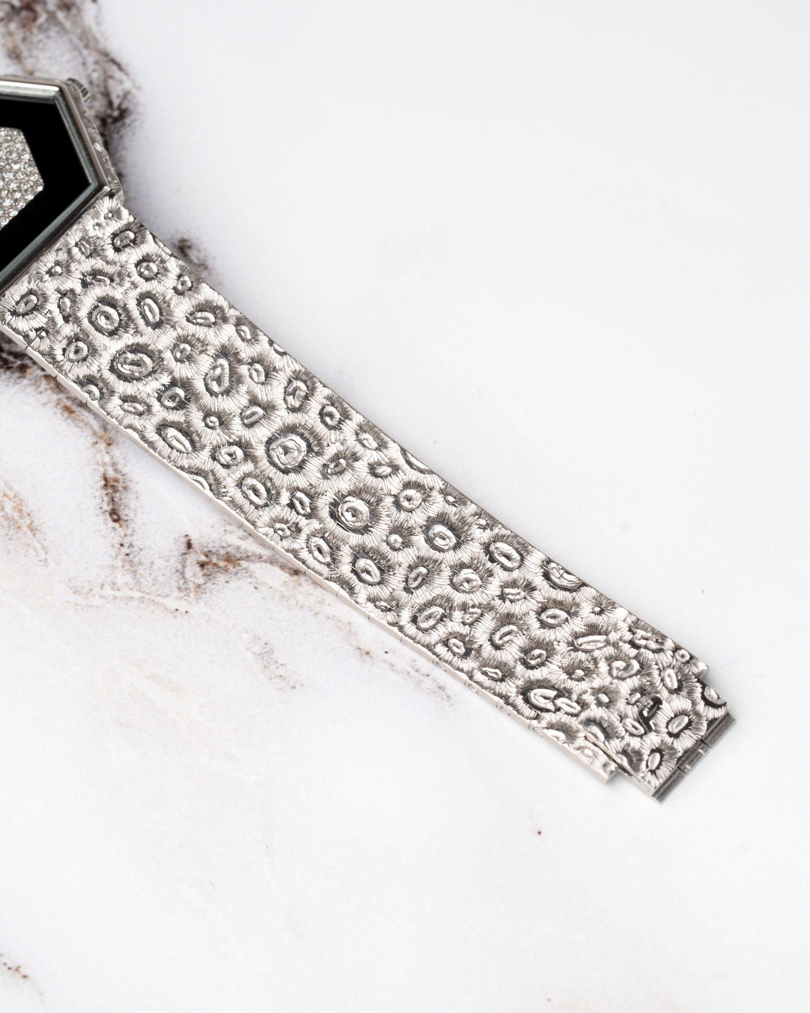 Piaget 95788 A18 Octagon Pave Diamonds and Onyx Dial Leopard Bracelet 18k White en vente 6