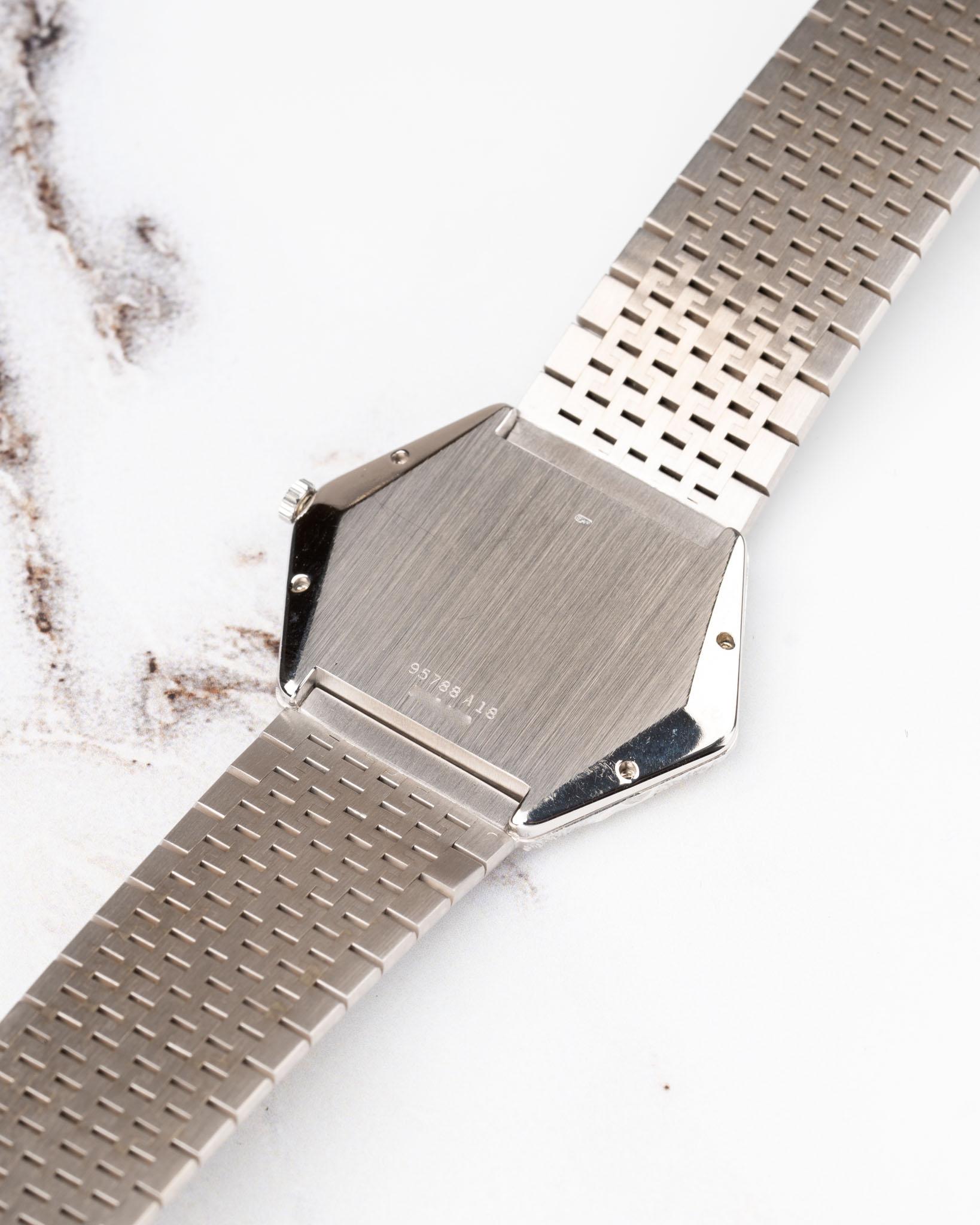 Piaget 95788 A18 Octagon Pave Diamonds and Onyx Dial Leopard Bracelet 18k White en vente 7