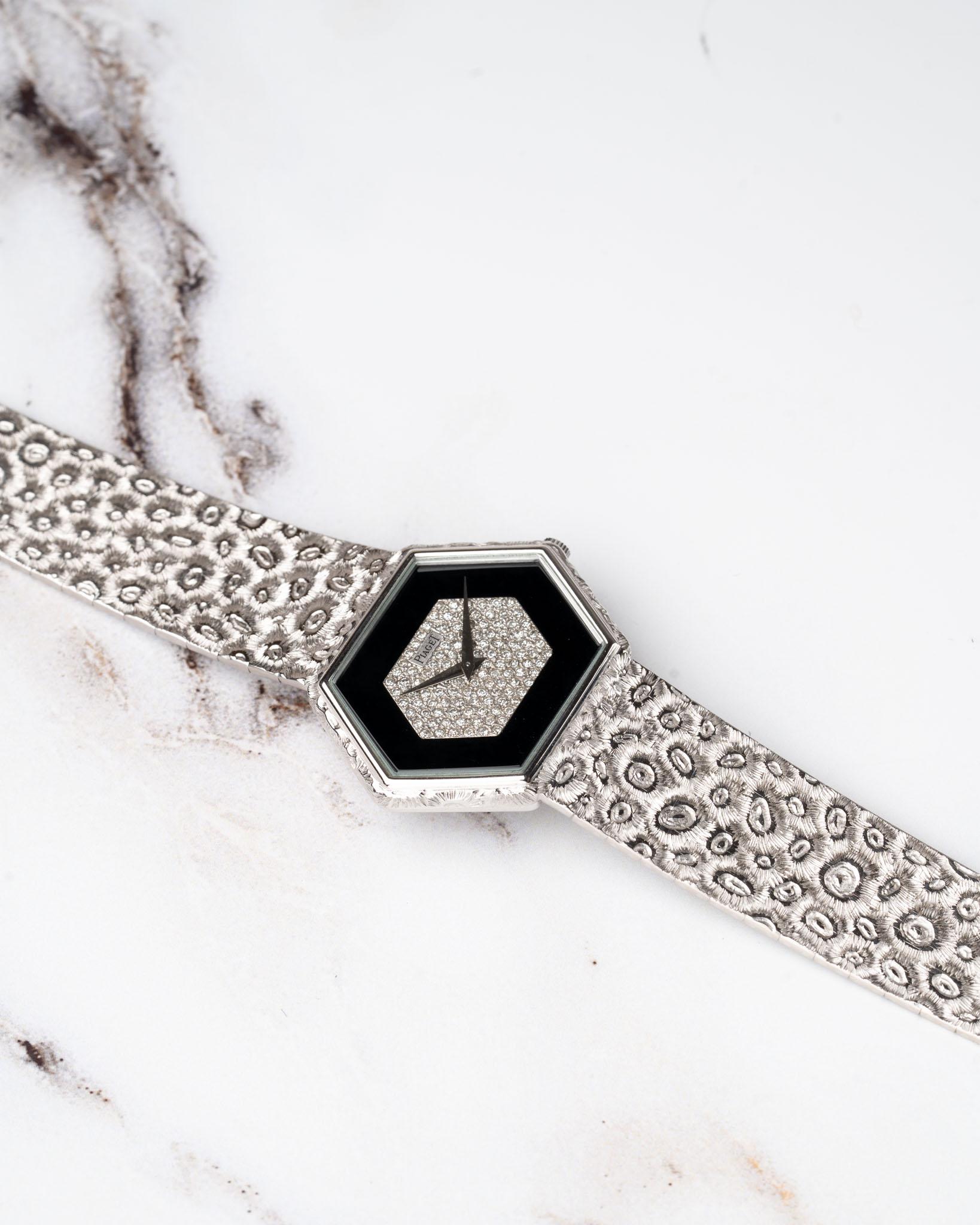 Piaget 95788 A18 Octagon Pave Diamonds and Onyx Dial Leopard Bracelet 18k White en vente 9