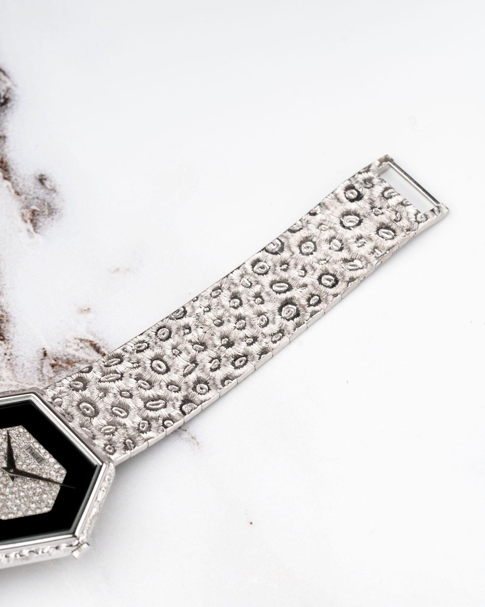 Piaget 95788 A18 Octagon Pave Diamonds and Onyx Dial Leopard Bracelet 18k White en vente 10