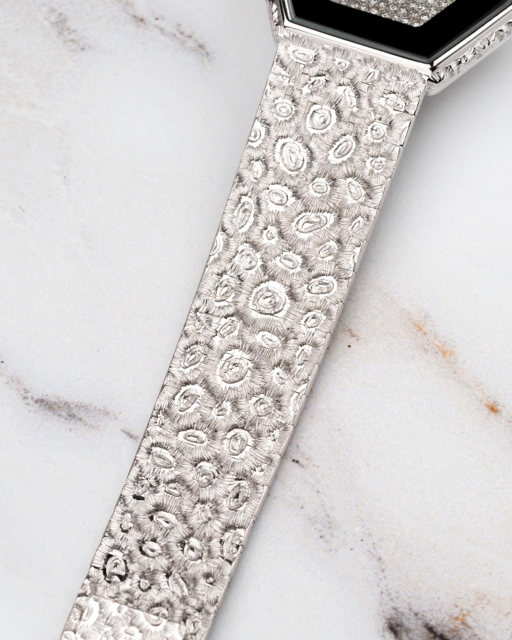 Piaget 95788 A18 Octagon Pave Diamonds and Onyx Dial Leopard Bracelet 18k White en vente 11