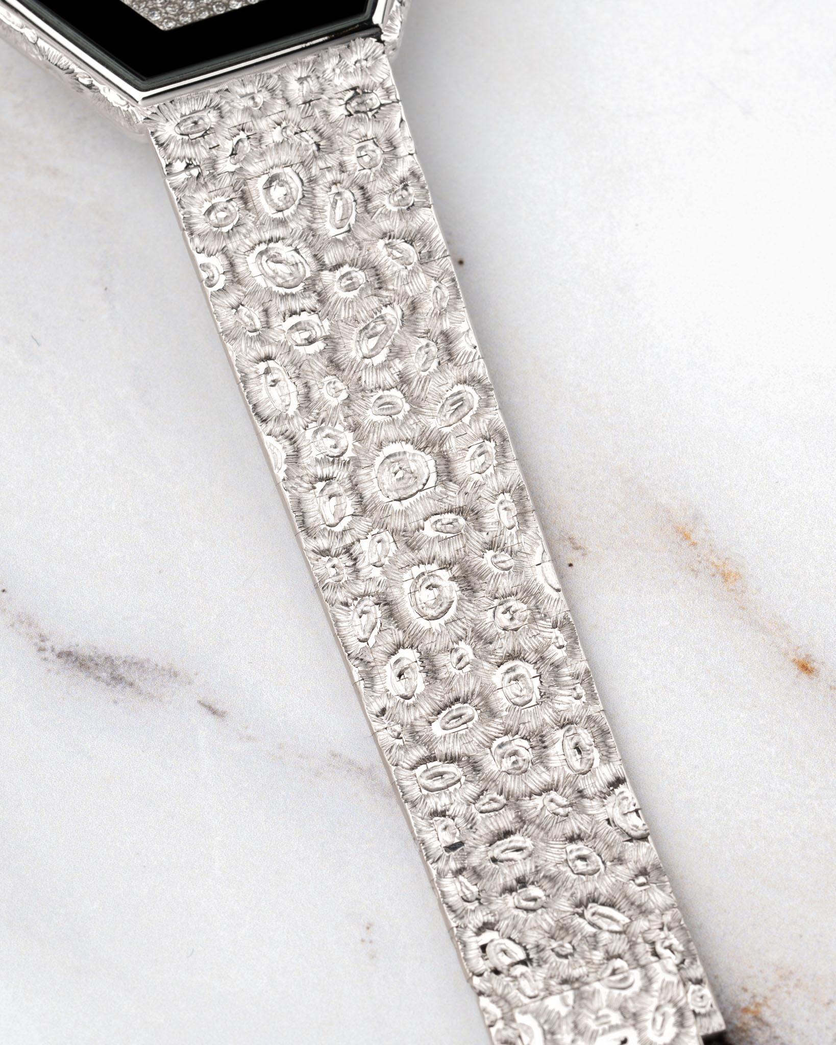 Piaget 95788 A18 Octagon Pave Diamonds and Onyx Dial Leopard Bracelet 18k White en vente 12