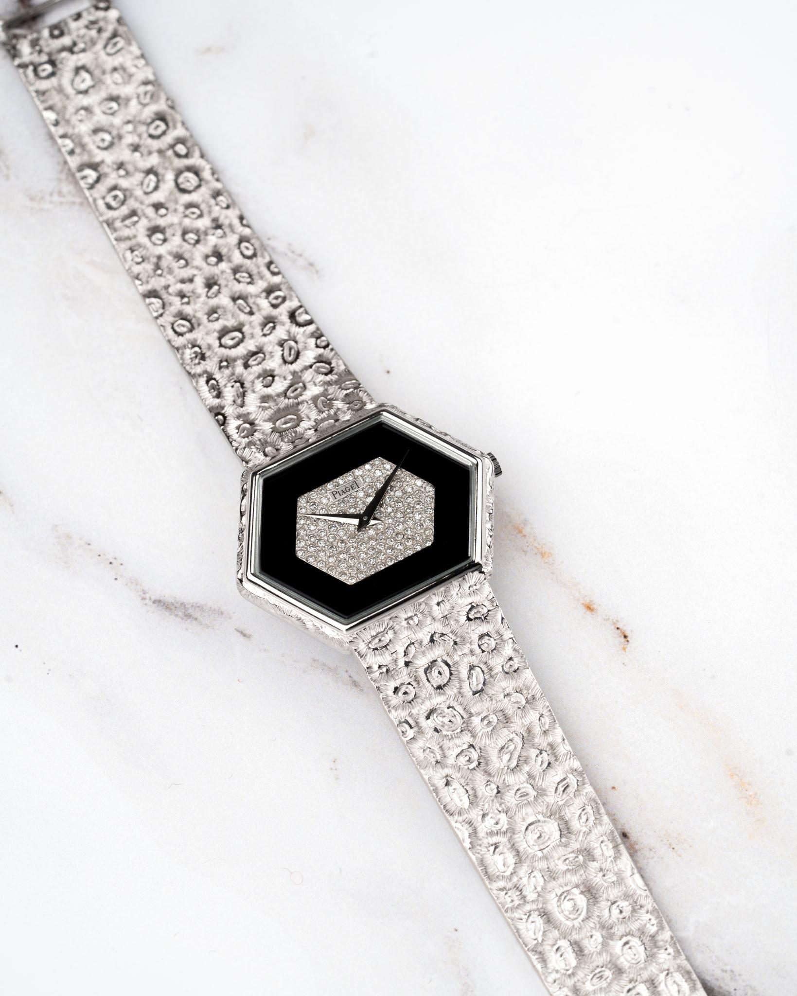 Piaget 95788 A18 Octagon Pave Diamonds and Onyx Dial Leopard Bracelet 18k White en vente 13