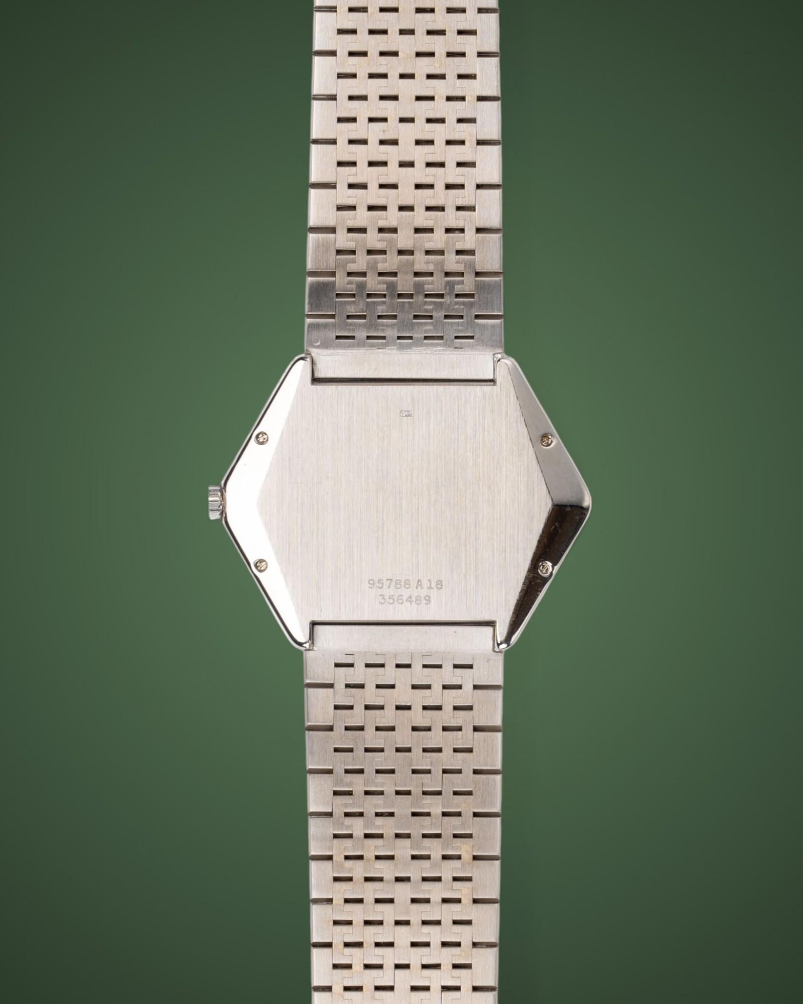 Piaget 95788 A18 Octagon Pave Diamonds and Onyx Dial Leopard Bracelet 18k White en vente 14