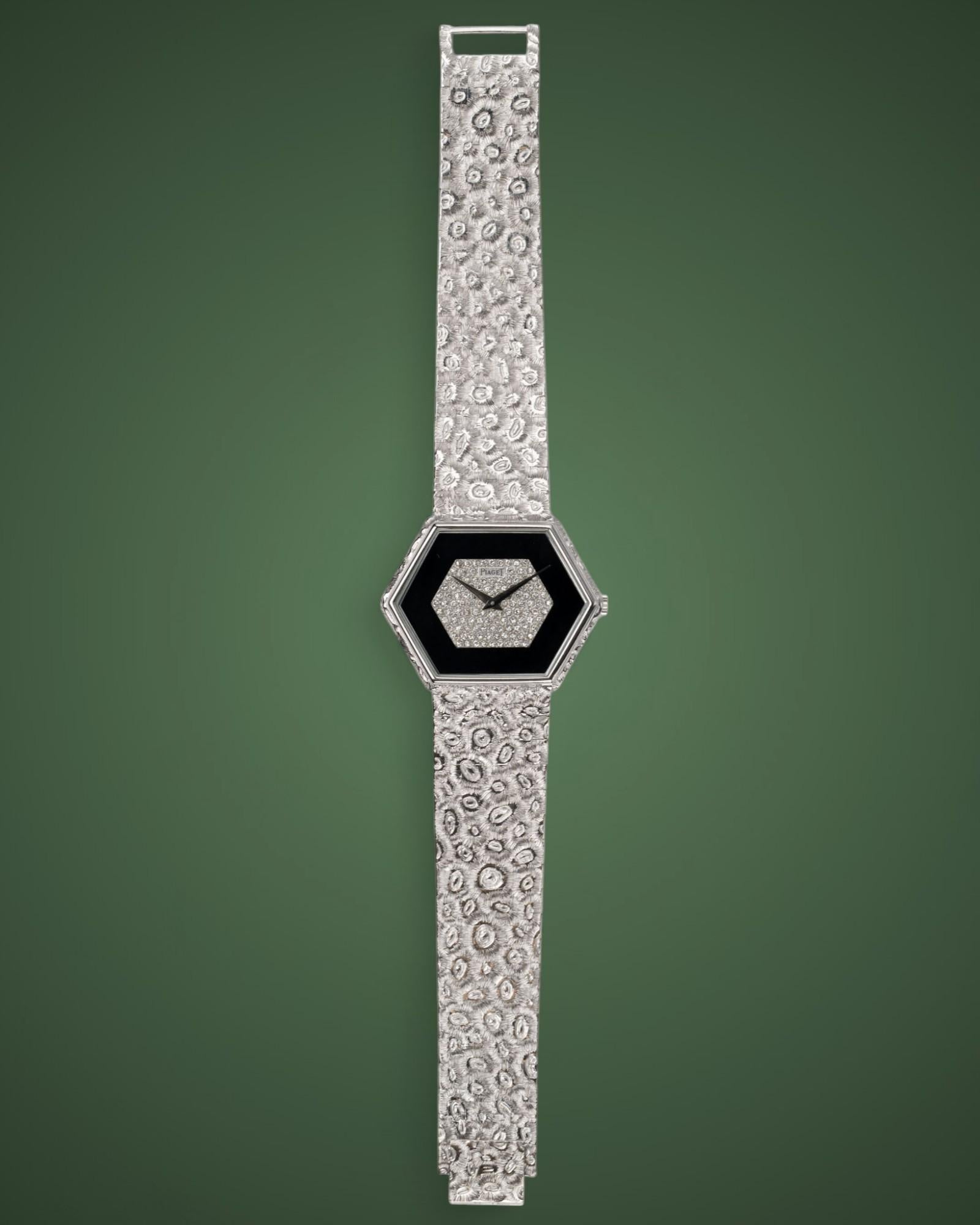 Piaget 95788 A18 Octagon Pave Diamonds and Onyx Dial Leopard Bracelet 18k White en vente 15