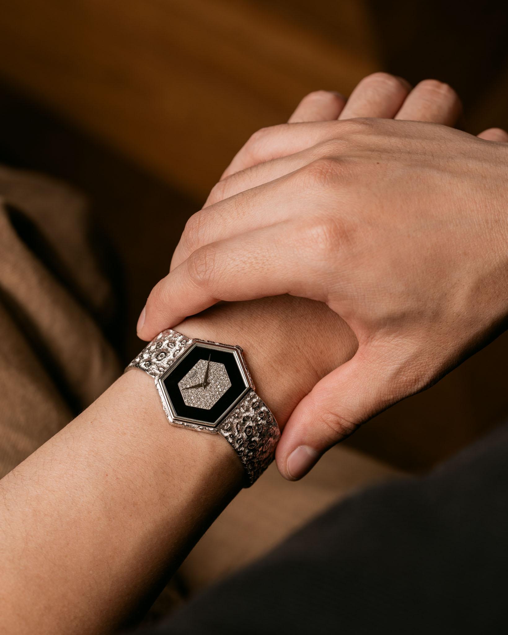 Piaget 95788 A18 Octagon Pave Diamond & Onyx Dial Leopard Bracelet or blanc 18k 1980
SKU : 1686

Cette 95788 A18 est une pièce d'exception issue des créations audacieuses de Piaget dans les années 1980. Elle allie un savoir-faire artisanal magistral