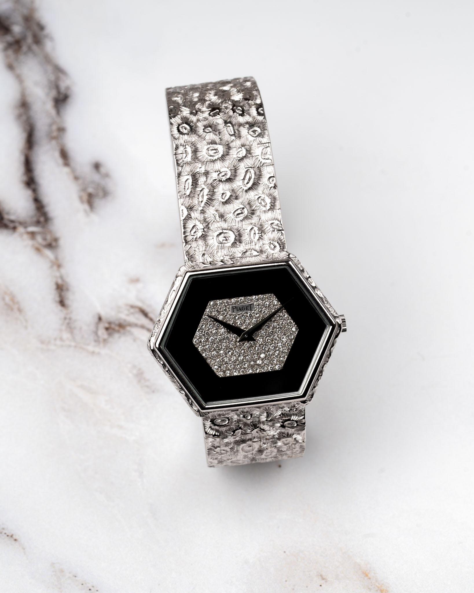 Piaget 95788 A18 Octagon Pave Diamonds and Onyx Dial Leopard Bracelet 18k White en vente 1