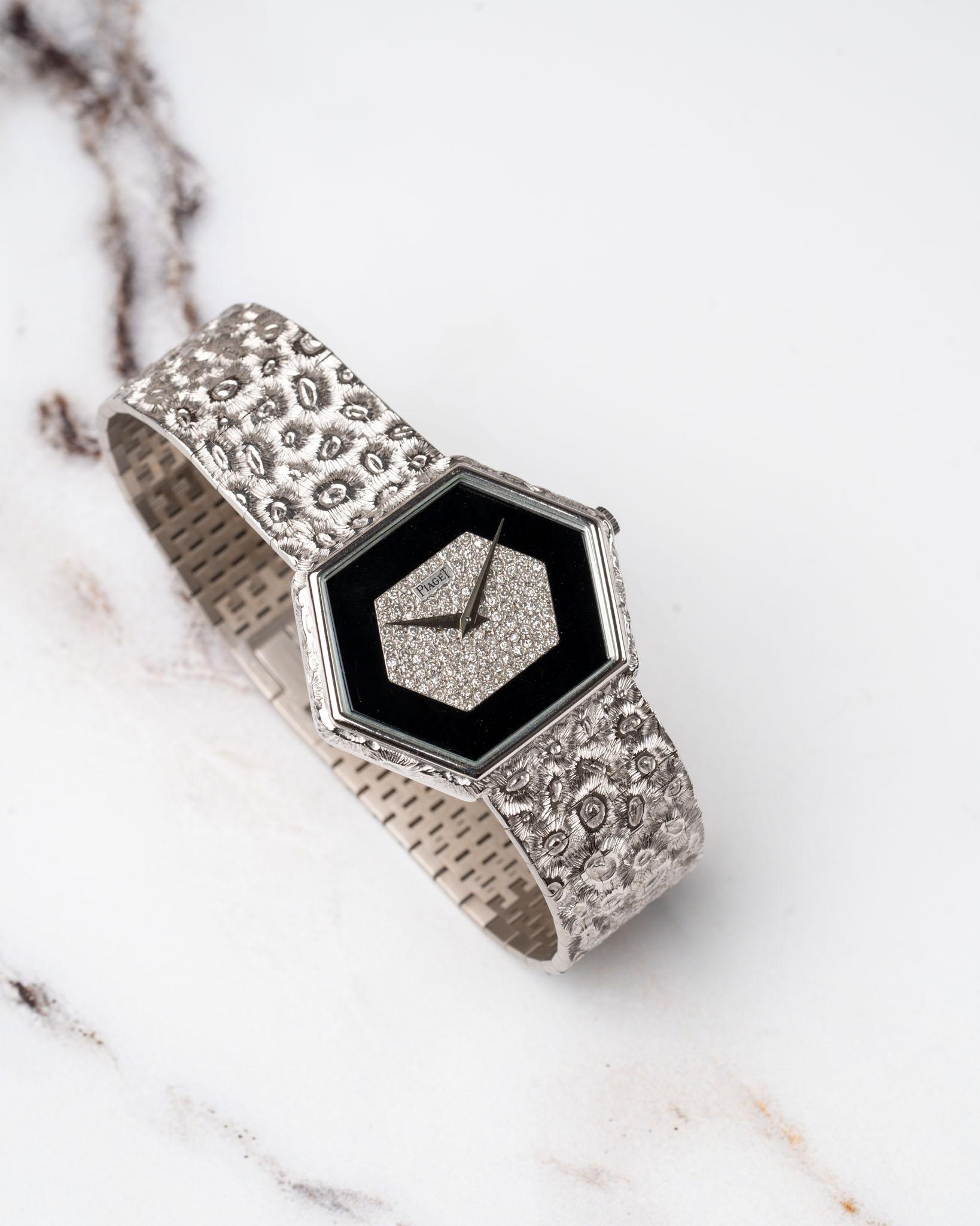 Piaget 95788 A18 Octagon Pave Diamonds and Onyx Dial Leopard Bracelet 18k White en vente 2