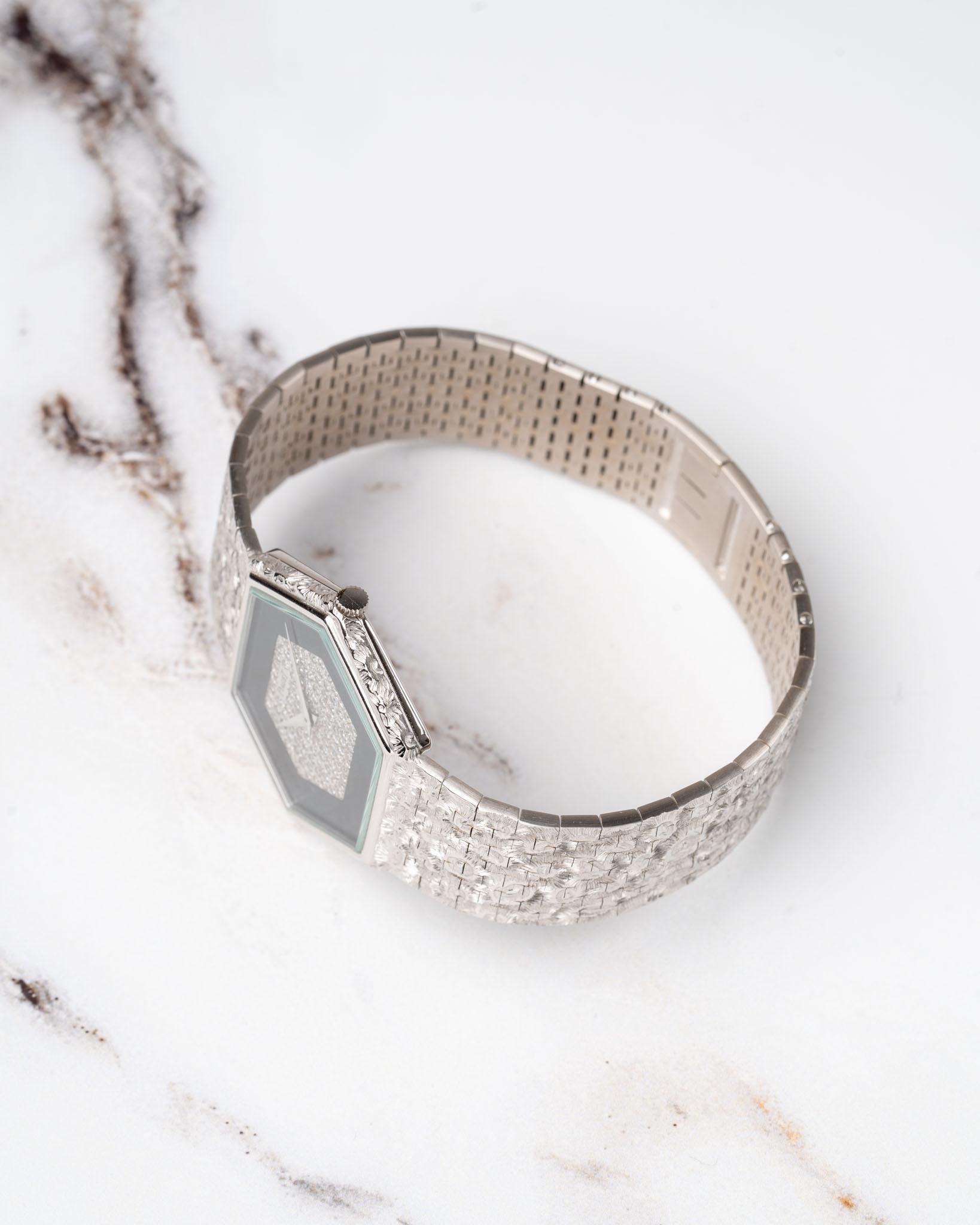 Piaget 95788 A18 Octagon Pave Diamonds and Onyx Dial Leopard Bracelet 18k White en vente 3