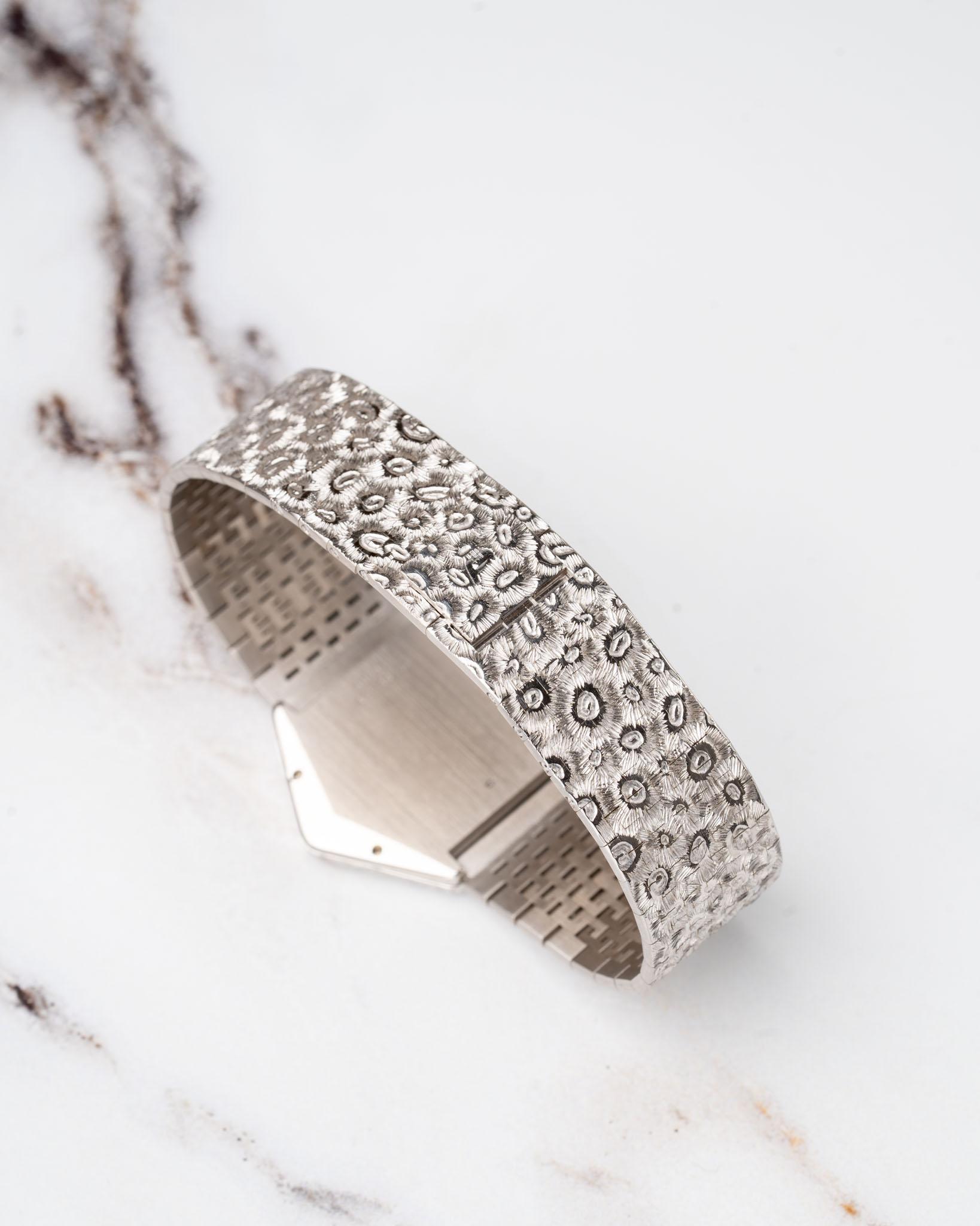 Piaget 95788 A18 Octagon Pave Diamonds and Onyx Dial Leopard Bracelet 18k White en vente 4