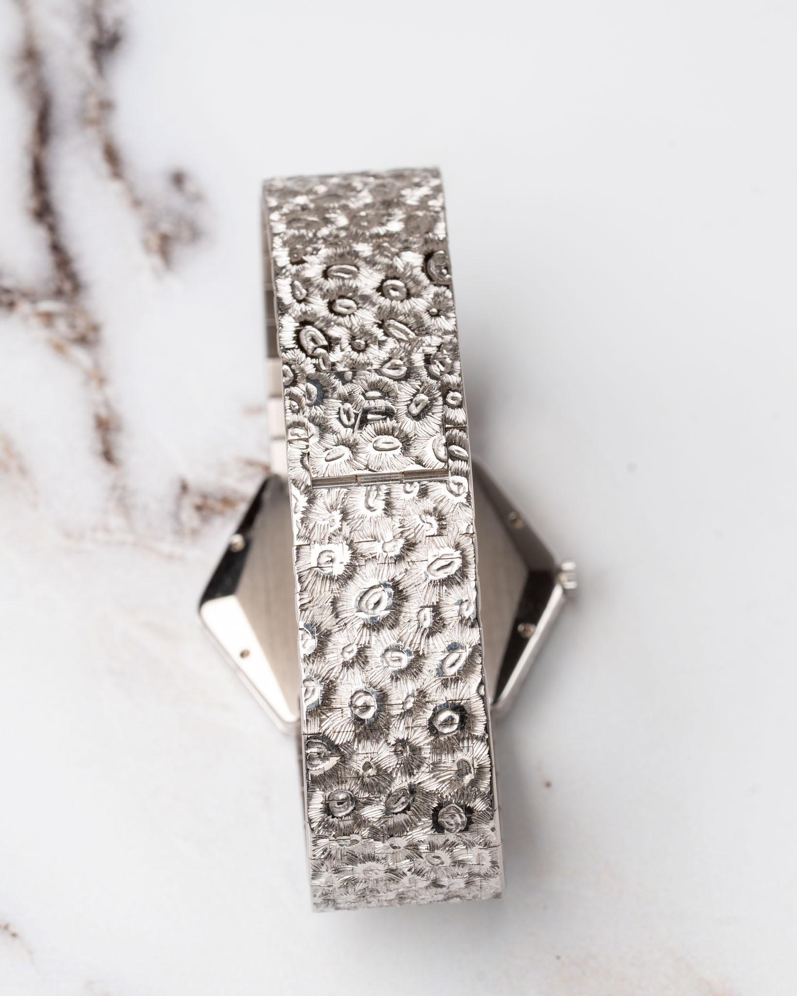 Piaget 95788 A18 Octagon Pave Diamonds and Onyx Dial Leopard Bracelet 18k White en vente 5