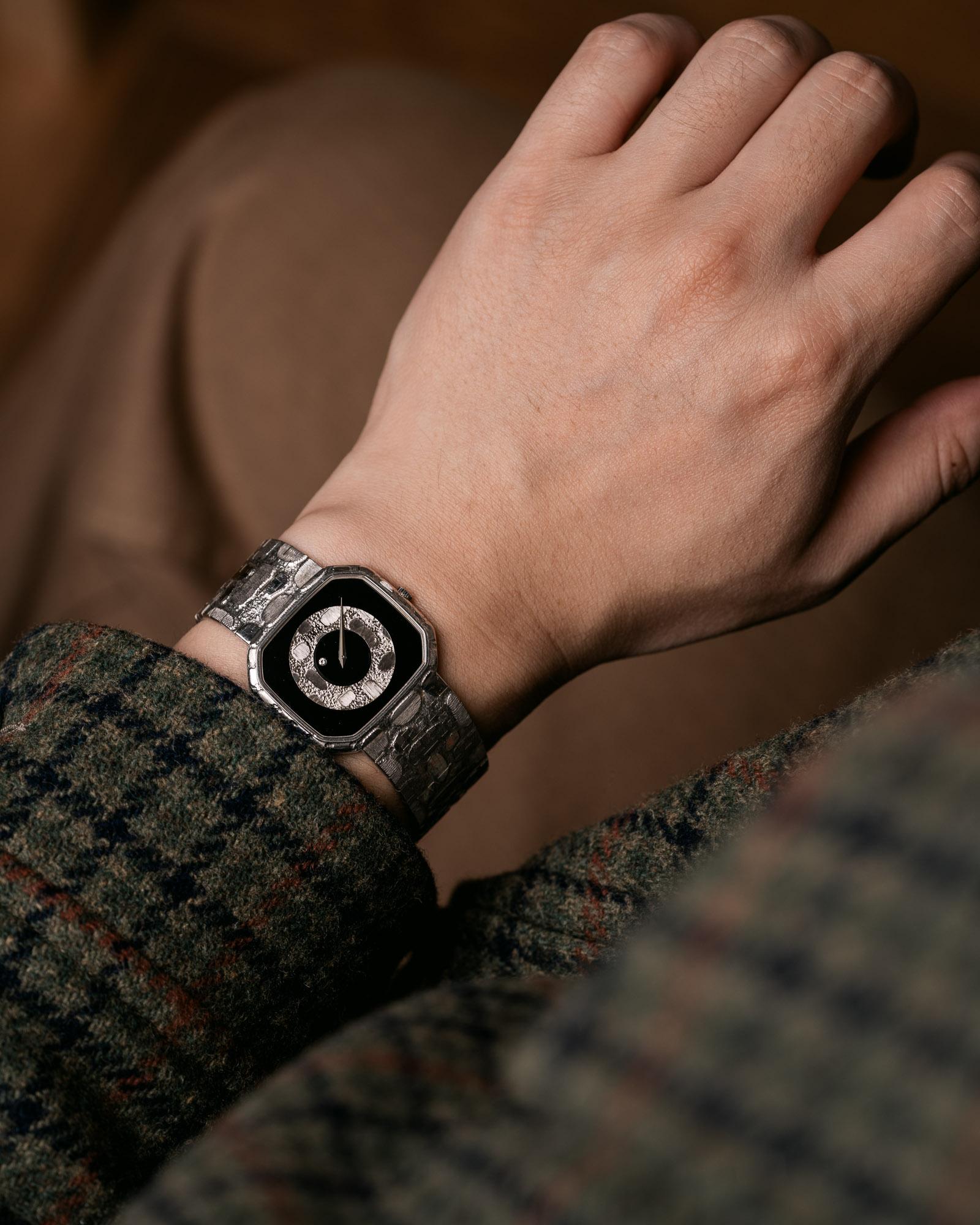 Piaget 9781A80 Mystery Onyx Dial 18k WG 1980s

SKU	1870
Brand	Piaget
Model	N/A
Reference	9781A80
Year	1980s
Dial	Mystery Onyx Dial 
Case	18k White Gold 
Bracelet	18k White Gold 
Diameter	32.5mm 
Length	19.7cm
Movement	Manual