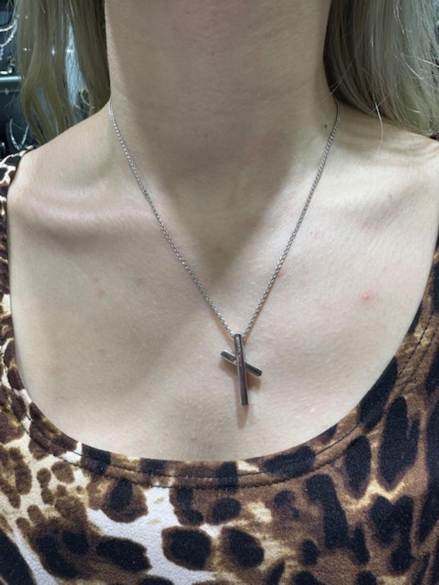 Ciondolo Croce astratta in oro bianco 18 carati Piaget in vendita 2