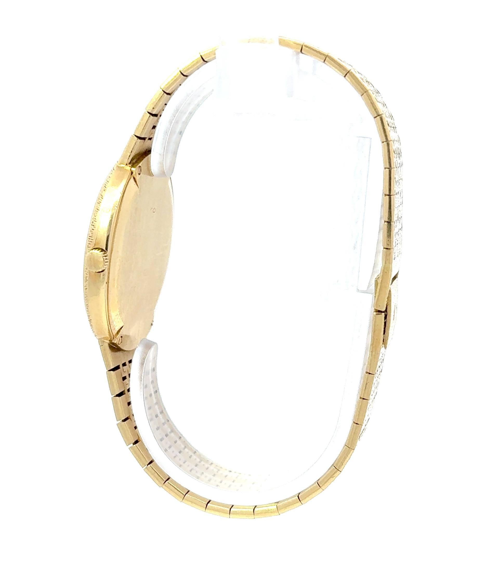 Elegant und raffiniert präsentiert sich die Piaget Altiplano 34mm Dinner Watch aus massivem 18k Gelbgold. Mit ihrem edlen Florentine-Finish auf dem Gehäuse und dem integrierten Armband ist diese Vintage-Automatikuhr ein Ausdruck der für Piaget