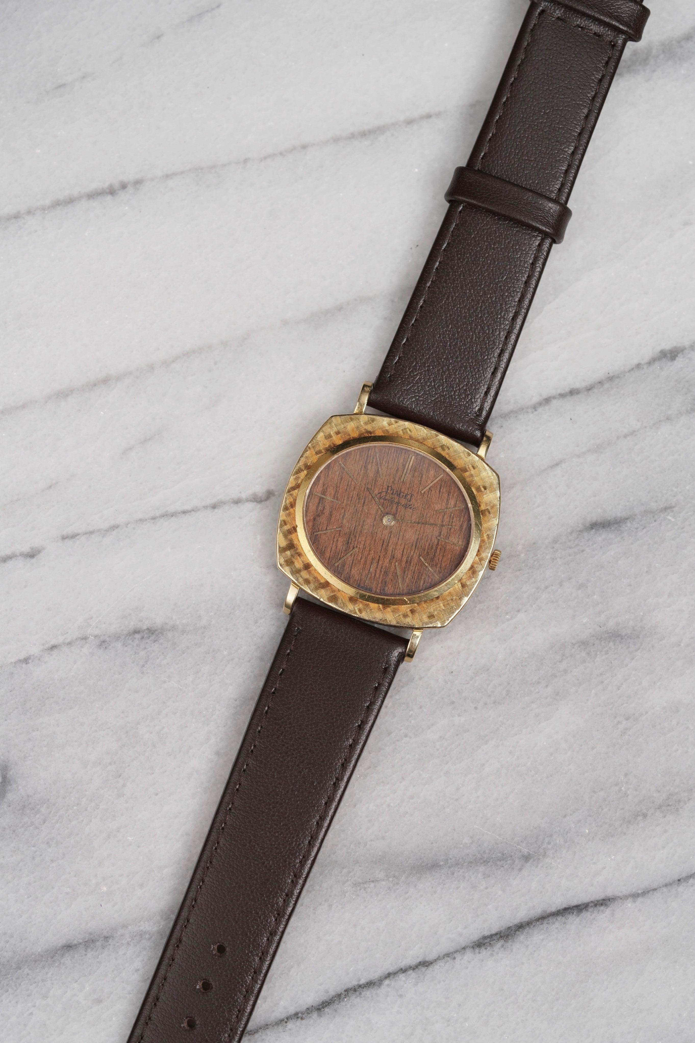 Aquí tienes una Piaget vintage referencia 12447 con esfera de madera automática de oro amarillo de 18 quilates de finales de los 70, principios de los 80. Recientemente revisado. Mantiene la hora y es totalmente funcional.  Las medidas incluyen una
