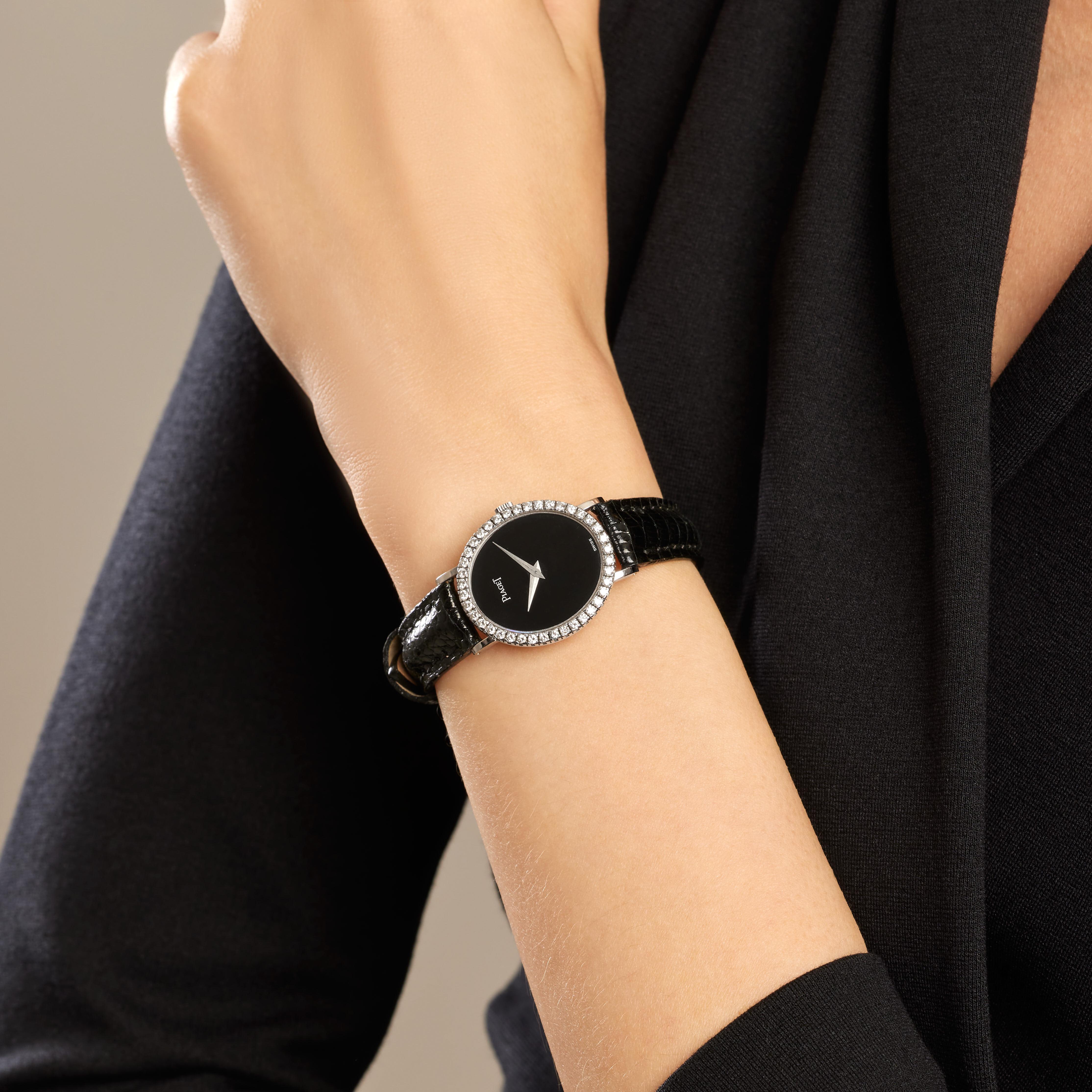 Reloj PIAGET de oro blanco de 18 quilates, ónice y diamantes. 
Periodo: 1980s.
Diámetro de la esfera: 2,7 x 2,3 cm.
Tamaño de la pulsera: mediana.
Peso total: 22,26 gramos.
Movimiento mecánico de cuerda manual firmado Piaget.
Bisel engastado con