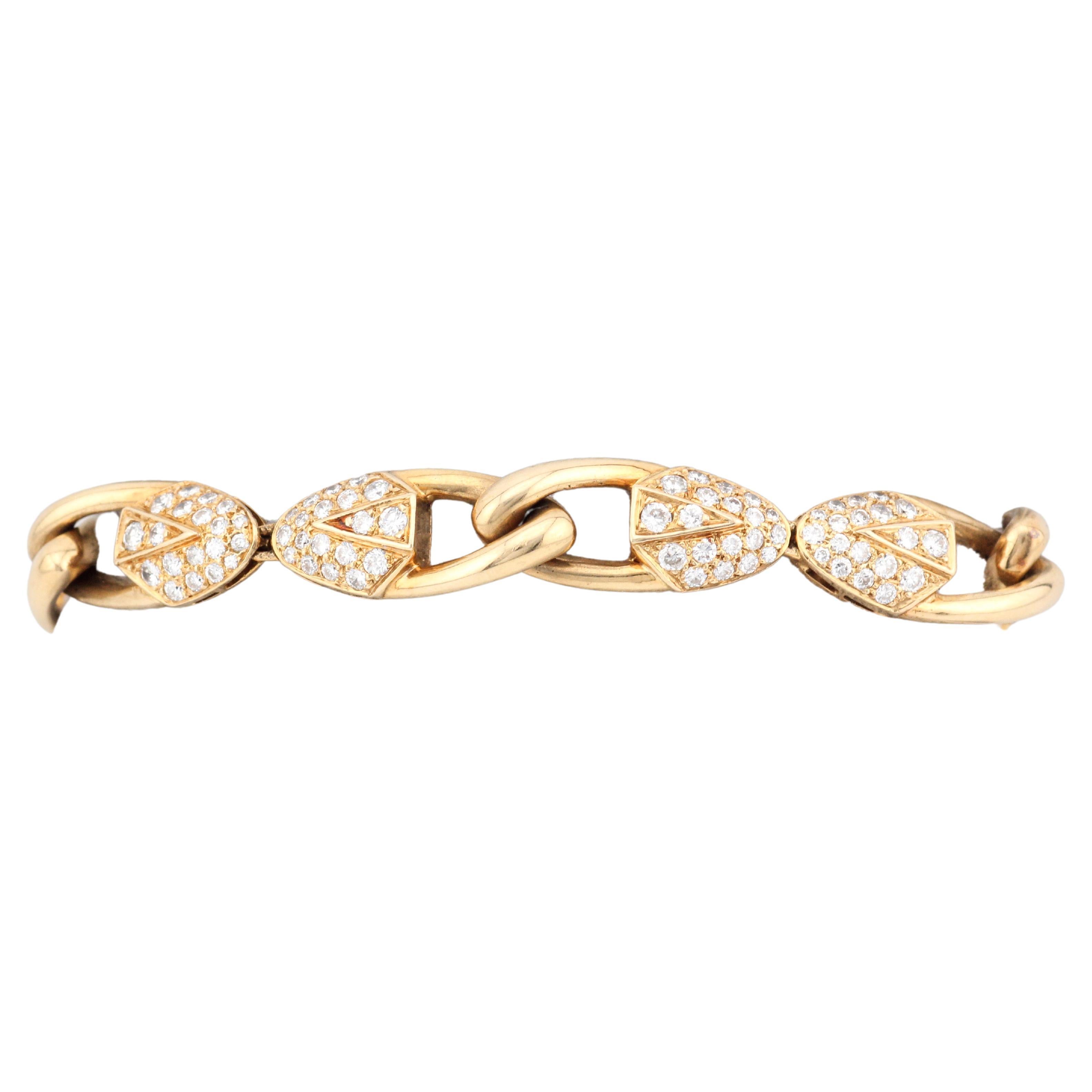 Adoptez le Vintage By avec un bracelet Piaget à diamants pavés

Cet exquis bracelet vintage de Piaget est un trésor intemporel pour le collectionneur de bijoux exigeant. Réalisé en luxueux or jaune 18 carats, ce bracelet présente un captivant motif