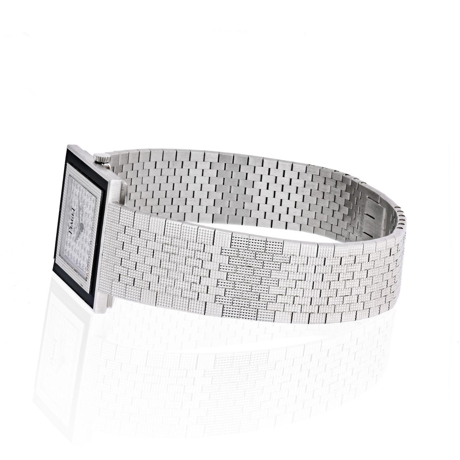 Die ikonische Armbanduhr von Piaget aus den 70er Jahren mit quadratischem Gehäuse und Diamantzifferblatt ist eine Reise in die Vergangenheit. 
Das quadratische:: pavégefasste Zifferblatt mit einem Diamanten im Einzelschliff:: die Lünette aus