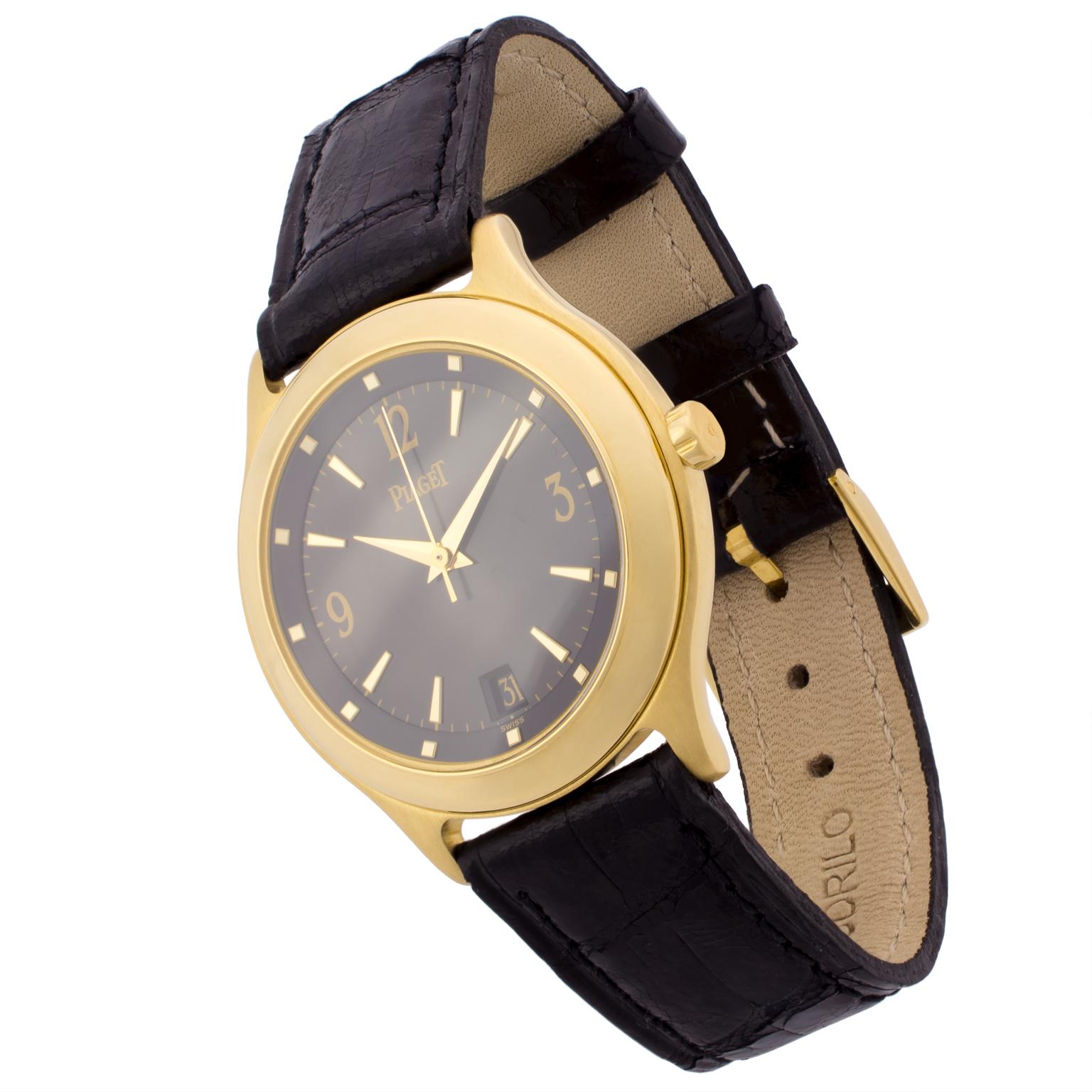 Automatic movement Piaget wristwatch, model Citea in 18K yellow gold, with centre hour, minute and seconds hands, and calendar indicator at six o'clock. Round case and black dial, with mixed arabic numerals and hour-markers. Original gold clasp and