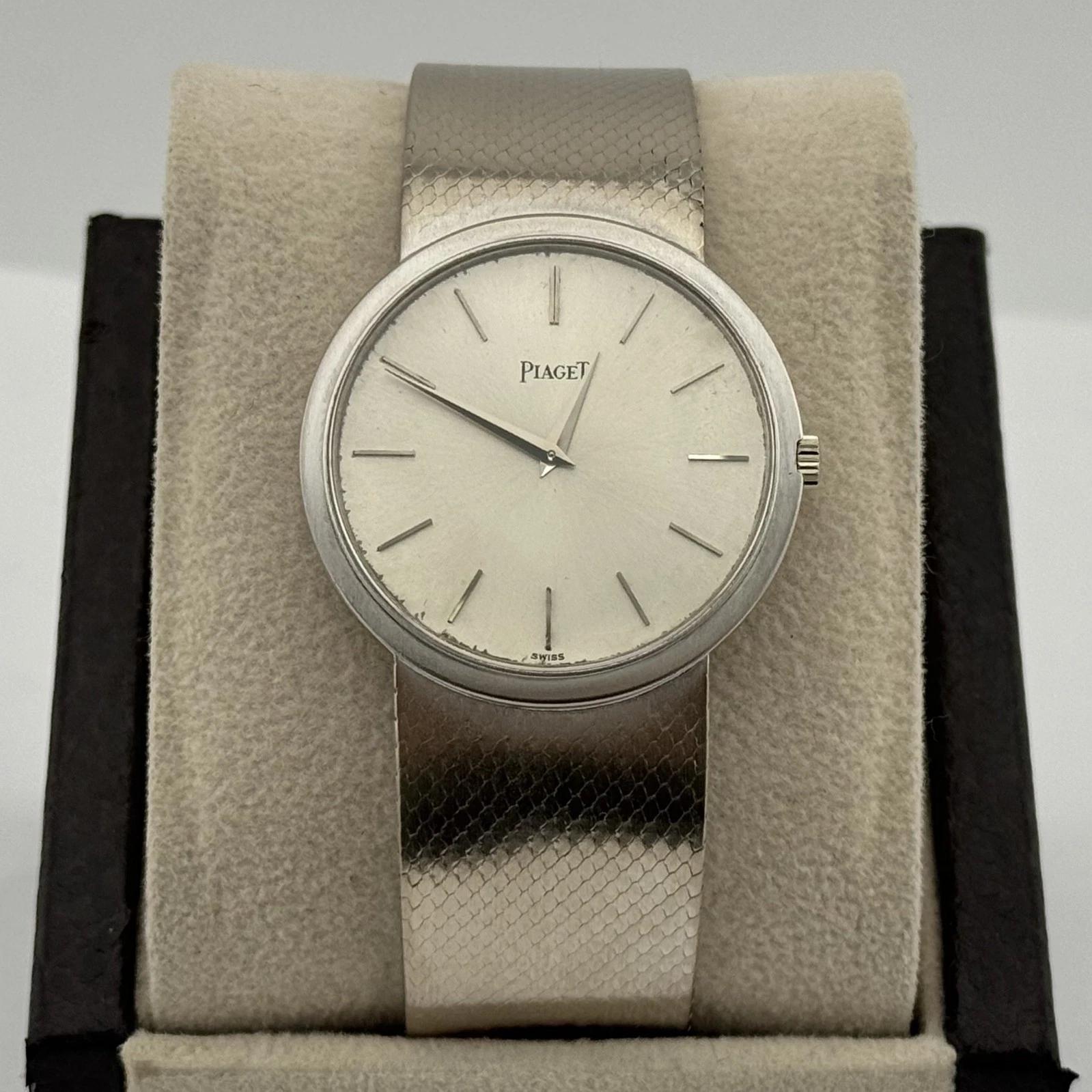 Style Number: 9633



Serial: 126***

 

Model: Piaget Classic

 

Case Material: 18K White Gold

 

Band: 18K White Gold

 

Bezel: 18K White Gold



Weight: 82.9 Grams

 

Dial:  Silver

 

Crystal: Sapphire

 

Case Size: 32mm

 

Includes: