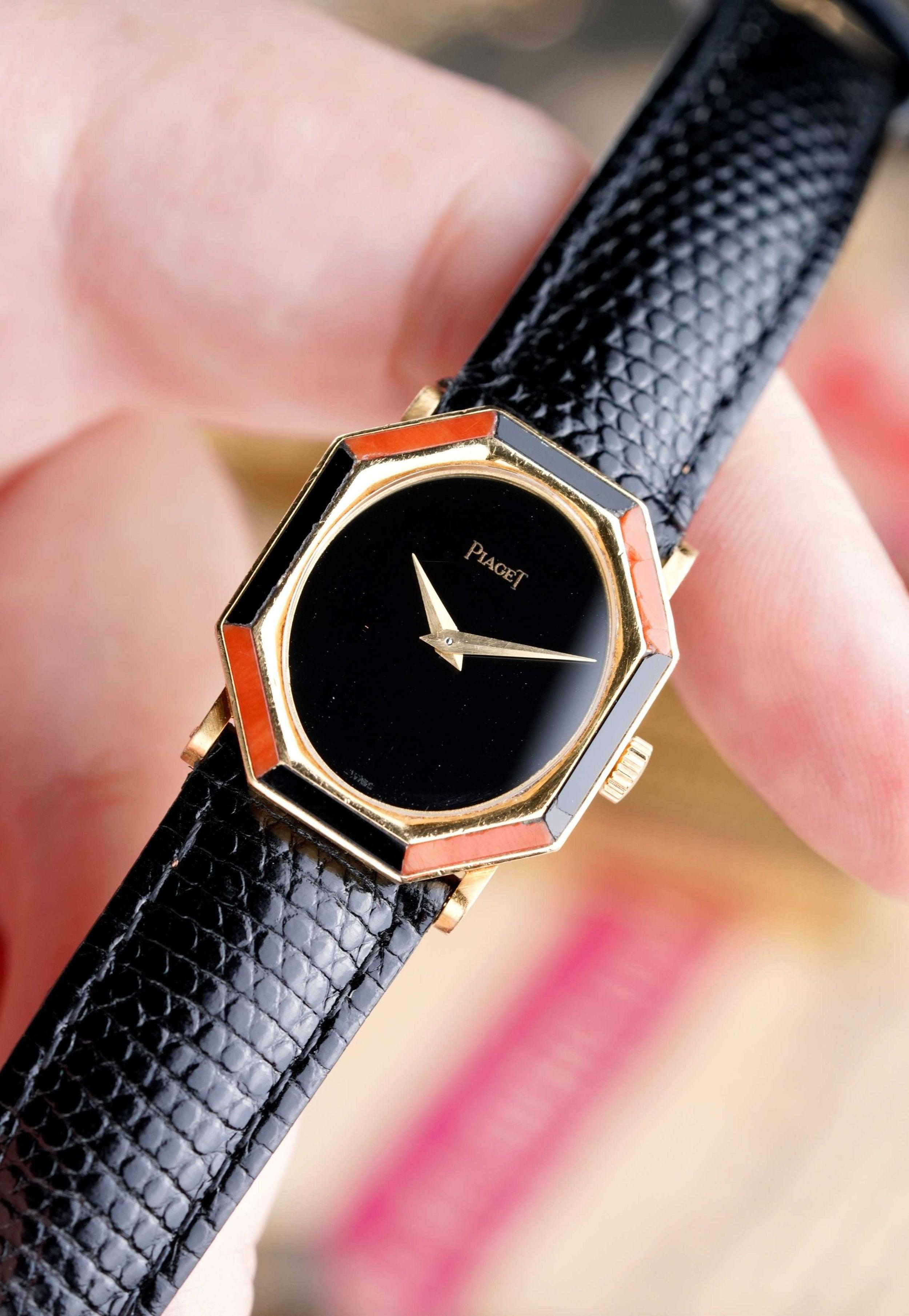 Piaget Coral & Onyx Reference 9341 Watch in 18K Yellow Gold, 1980s In Good Condition For Sale In New York, NY