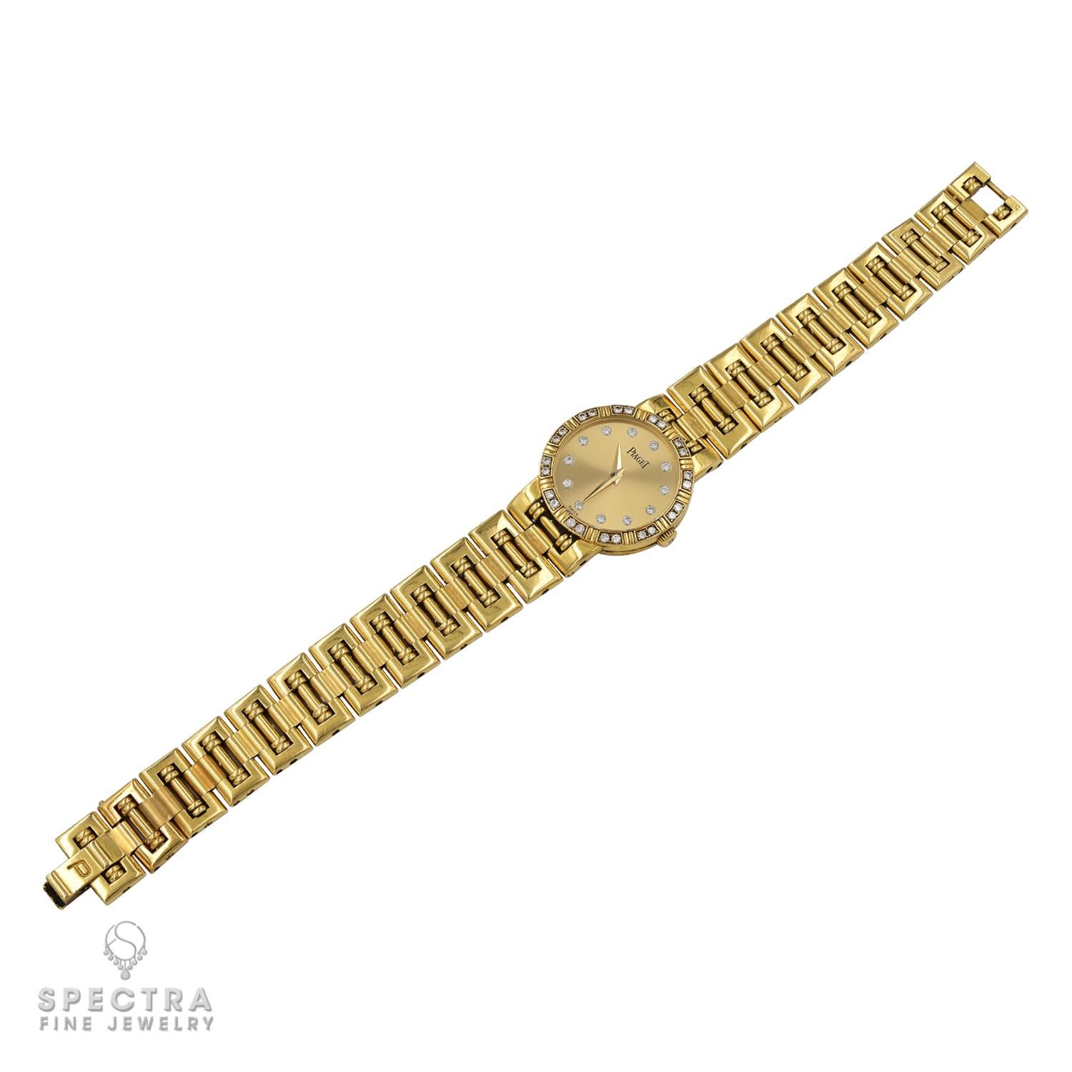 Gönnen Sie sich den Inbegriff von Luxus mit diesem exquisiten Zeitmesser aus dem geschätzten Hause Piaget. Diese Uhr aus strahlendem 18-karätigem Gelbgold strahlt bei jedem Blick Opulenz aus. Geschmückt mit einer Lünette, die mit schimmernden