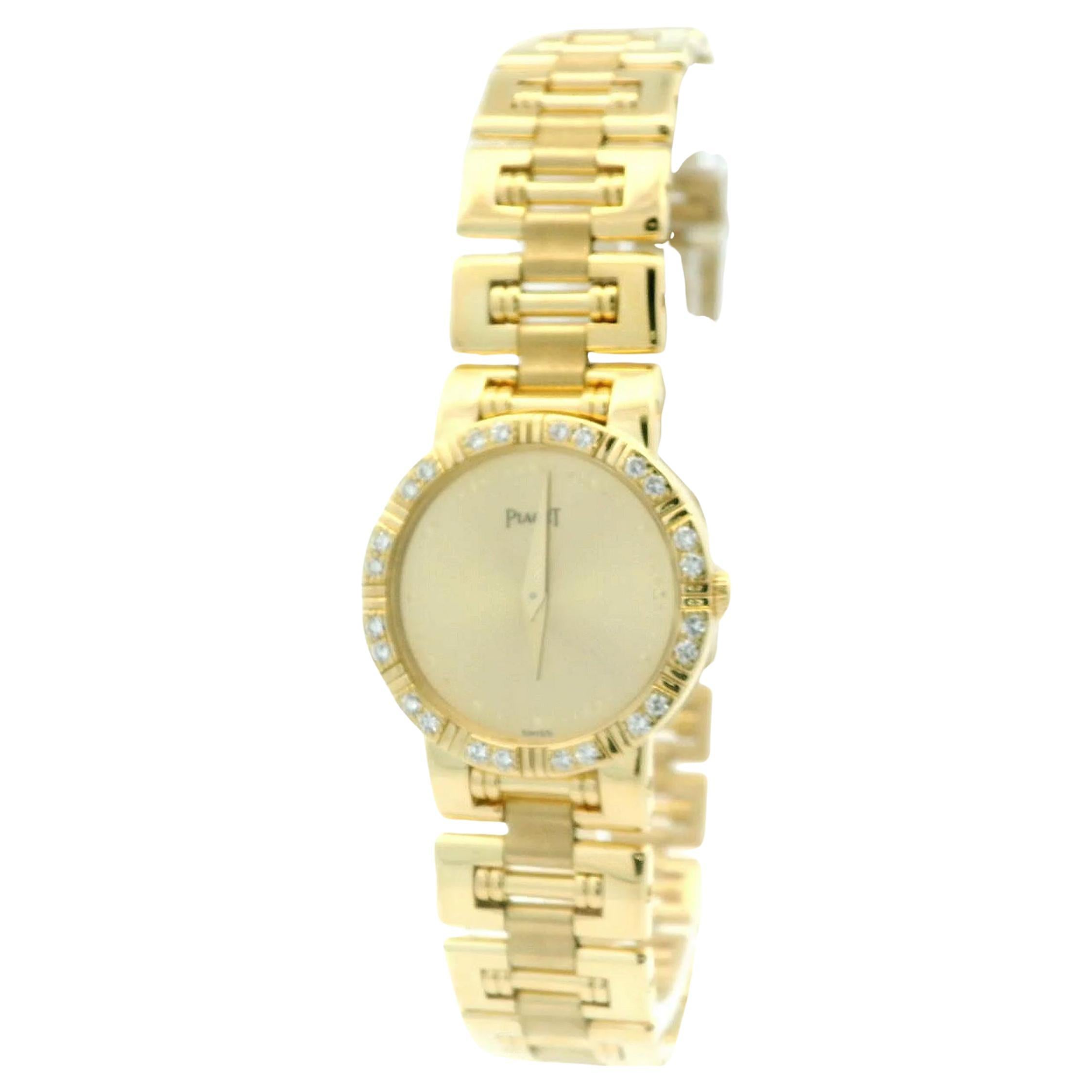 Ce magnifique garde-temps pour dames Piaget Dancer est proposé par AleXS. La montre est fabriquée en or jaune 18 carats rayonnant pour une déclaration luxueuse. Parée d'une lunette ornée d'un poids total de 0,23 ct de diamants qui brillent d'un