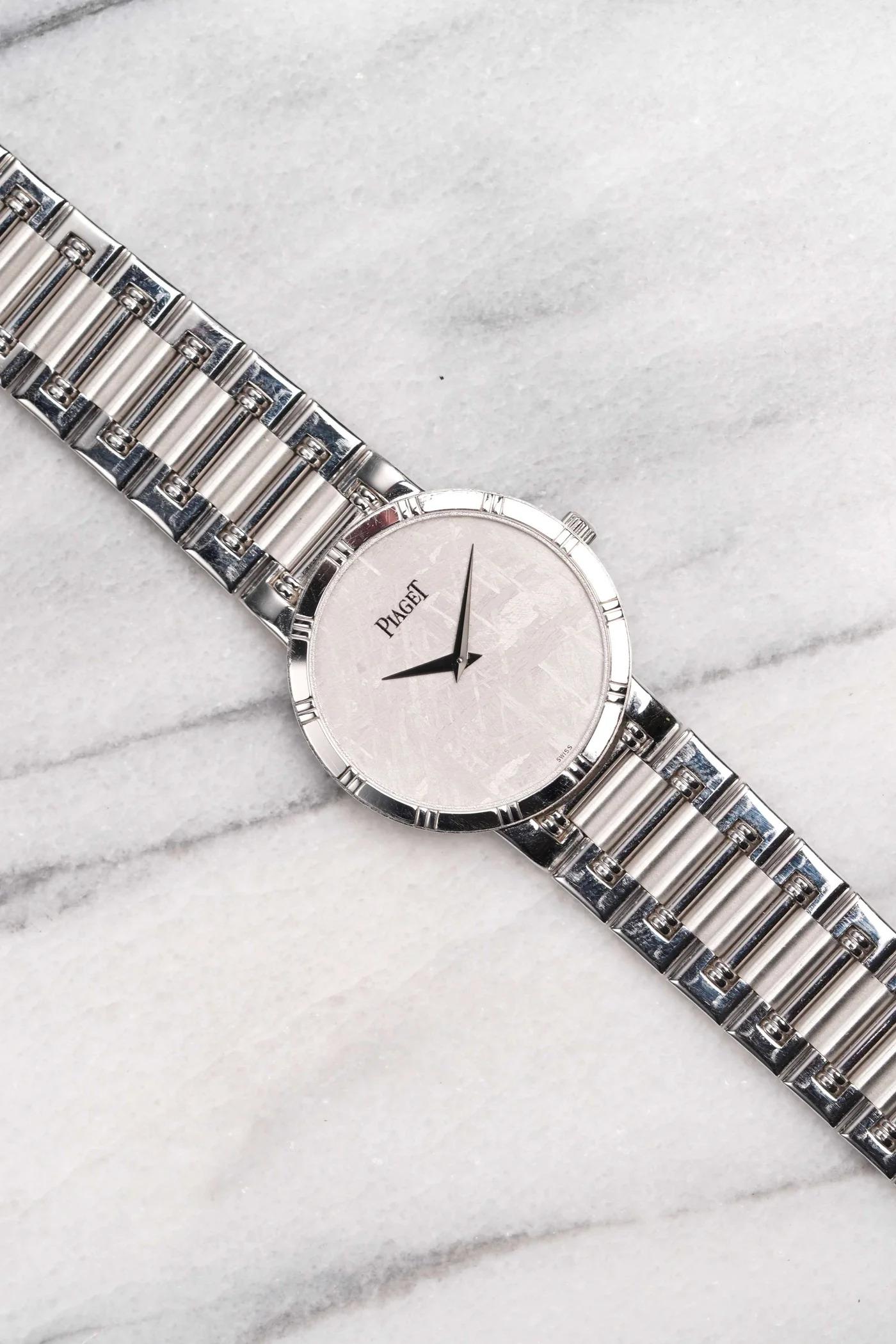 Esempio eccezionalmente raro e raffinato dell'iconico linguaggio di design di Piaget, questo non comune Dancer vintage Ref. 84023 si distingue per la cassa in oro bianco 18 carati da 31 mm e il bracciale integrato splendidamente conservato con le