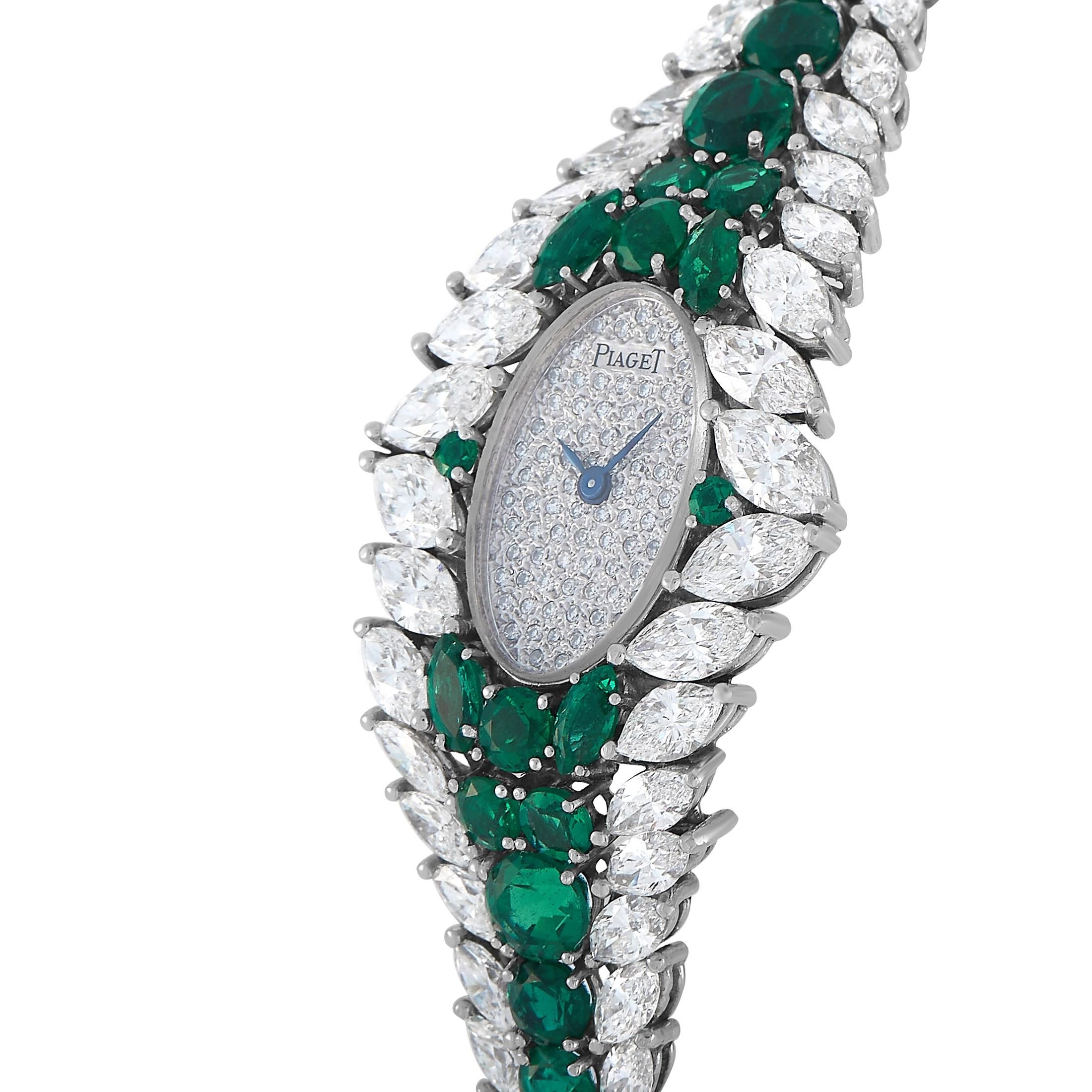 Zeit ist kostbar, und diese Luxusuhr wird Sie daran erinnern, im wörtlichen und im übertragenen Sinne. Dieser mit Diamanten und Smaragden besetzte Zeitmesser von Piaget besitzt ein ovales, vollständig mit Diamanten besetztes Zifferblatt. Wie in