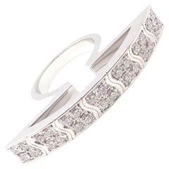 Anillo Piaget de Oro Blanco con Diamantes en el Borde de la Cresta