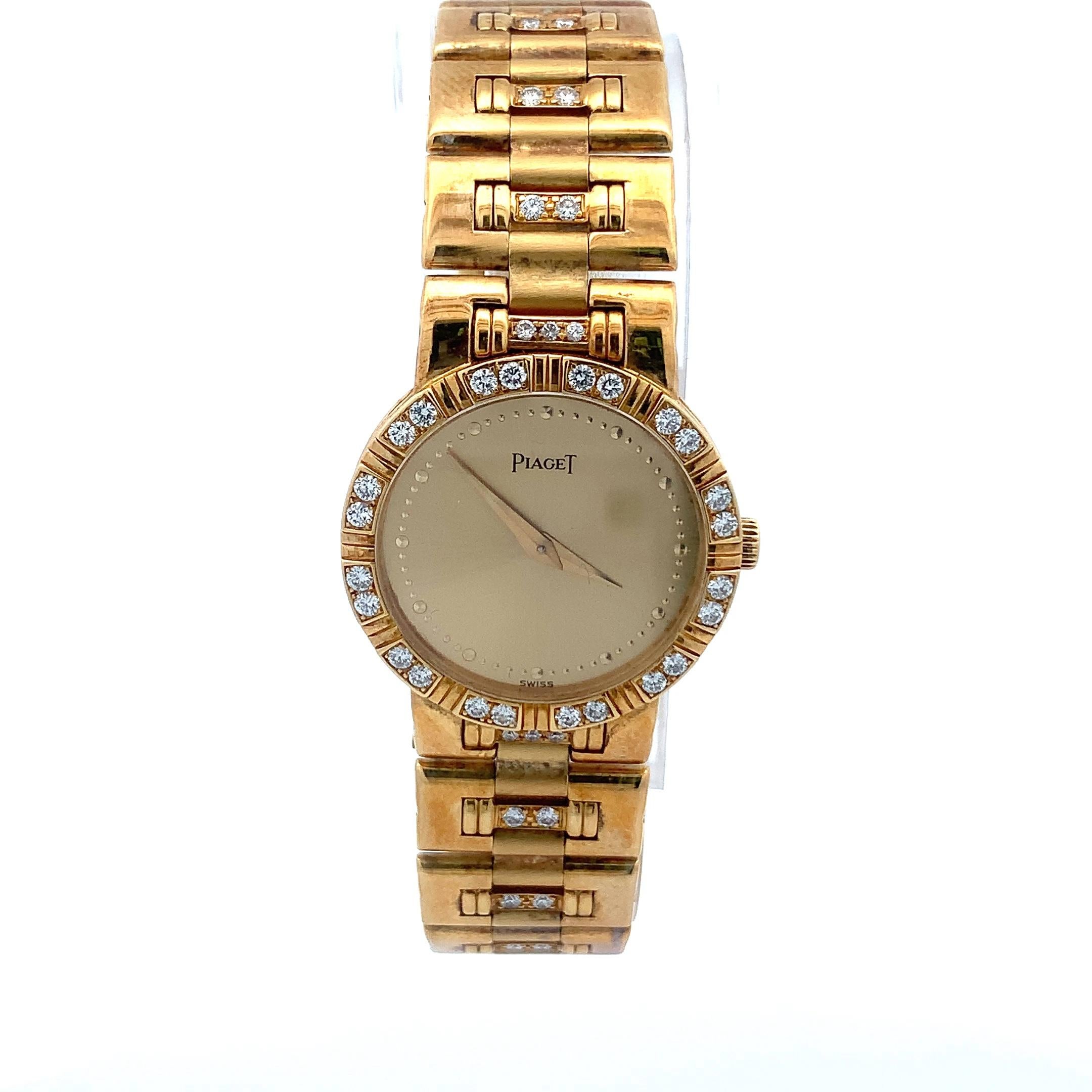 Gebrauchte, sehr gut erhaltene Piaget Lady Dancer 18k Gelbgold-Armbanduhr. Goldfarbenes Zifferblatt, 20-mm-Gehäuse aus 18-karätigem Gelbgold, Diamantlünette, Uhrenbeweger, Armband und Schmuckschließe, Saphirkristallglas und Quarzwerk
Diese Uhr ist