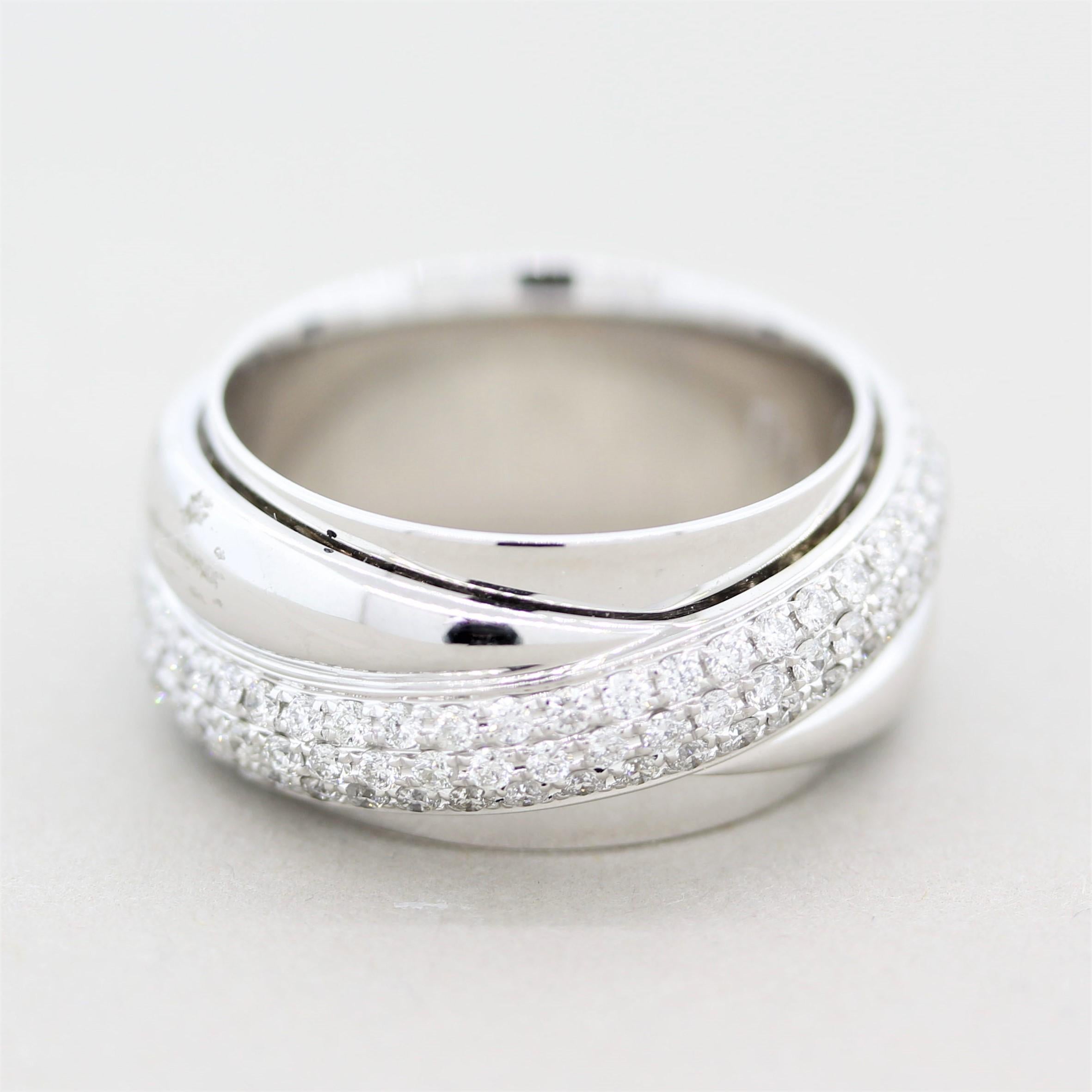 Une superbe pièce du fabricant suisse Piaget. La bague présente 1,21 carats de fins diamants ronds de taille brillant sertis sur un anneau en spirale au-dessus de l'anneau qui tourne librement autour de ce dernier. Il est réalisé en or blanc 18