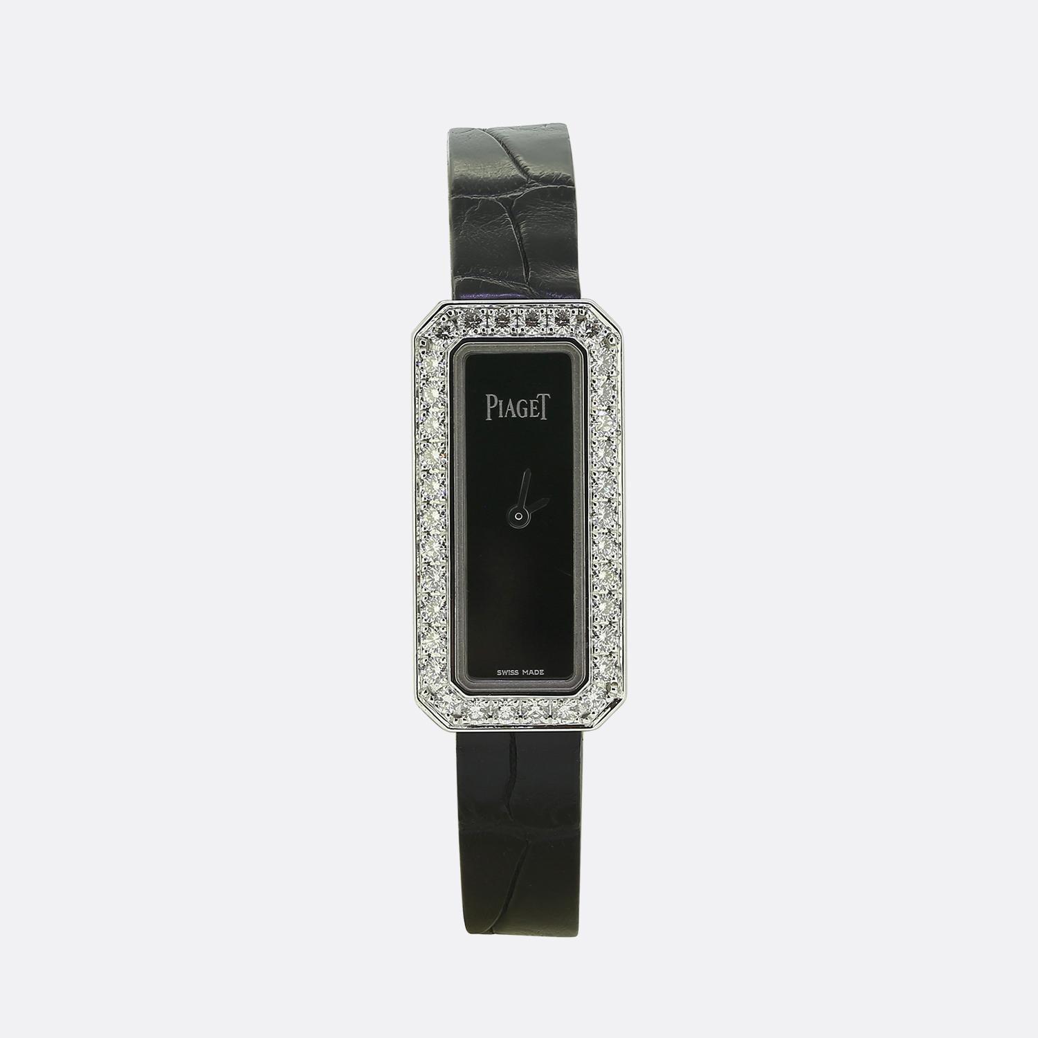 Ecco uno splendido orologio da polso da donna della rinomata manifattura svizzera Piaget. Questo pezzo fa parte della collezione Limelight e presenta un elegante quadrante nero minimalista racchiuso in una cassa rettangolare in oro bianco da 18