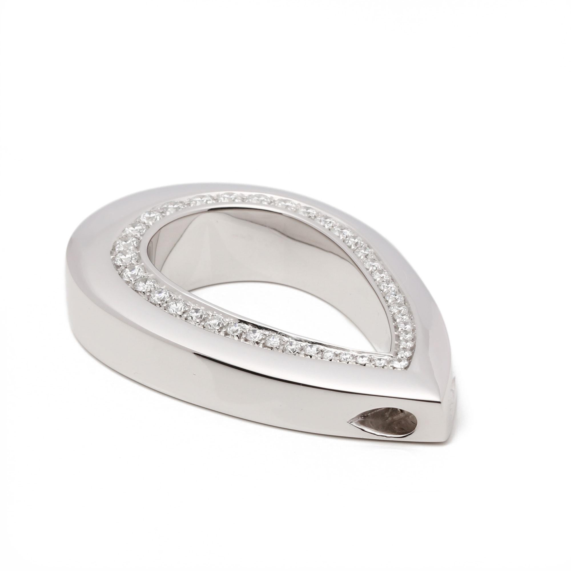 Ce pendentif de Piaget est orné de 40 diamants ronds de taille brillant d'une valeur totale estimée à 1,7 ct, sertis dans de l'or blanc. 
