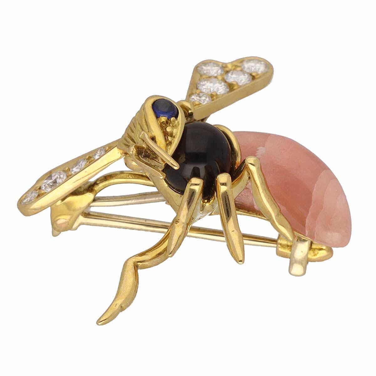 Piaget Diamond Sapphire Onyx Pink Agate 18 Karat Yellow Gold Flying Bee Brooch In Good Condition For Sale In Tokyo, JP