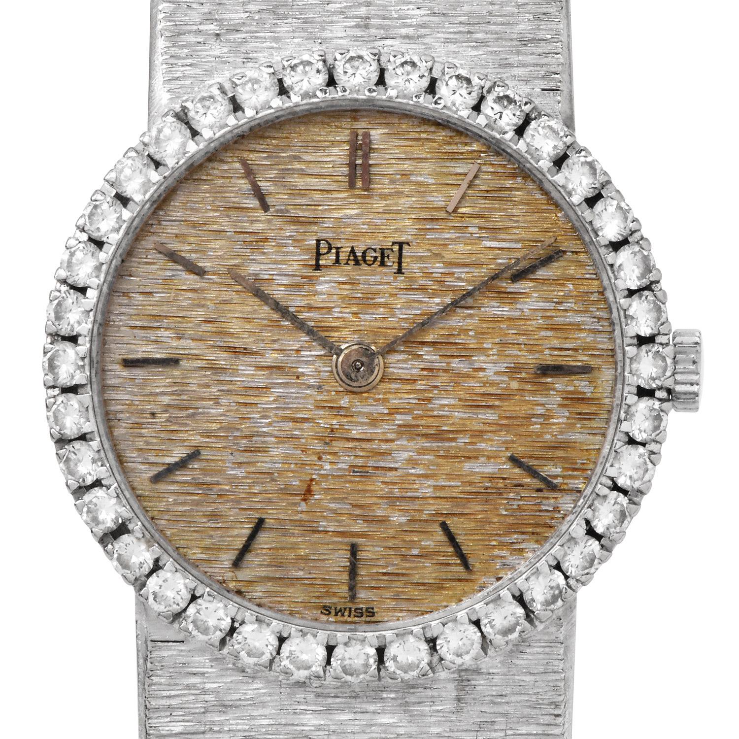 Dieser zeitlose Zeitmesser aus massivem 18-karätigem Weißgold mit mechanischem Piaget-Originaluhrwerk ist ein Beispiel für Piagets tadellose Handwerkskunst und schlichten Luxus. Das silberne Patina-Zifferblatt ist mit eleganten silberfarbenen