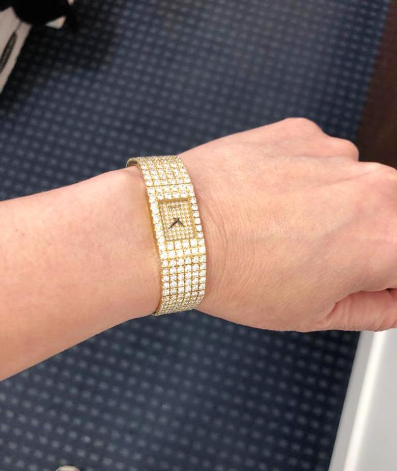 Montre-bracelet PIAGET en diamant
Une montre en or jaune 18k, sertie de diamants ronds de taille brillant, signée Piaget.
Mouvement : Quart
Dimensions : environ 6,5″ de longueur par 0,58″ de largeur
