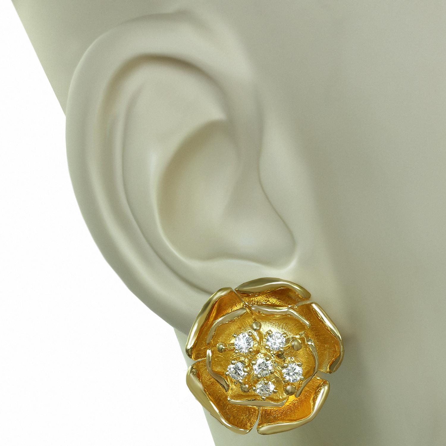 Piaget Set aus Diamant-Gelbgold-Blumen-Ohrringen und Brosche-Anhänger (Brillantschliff) im Angebot