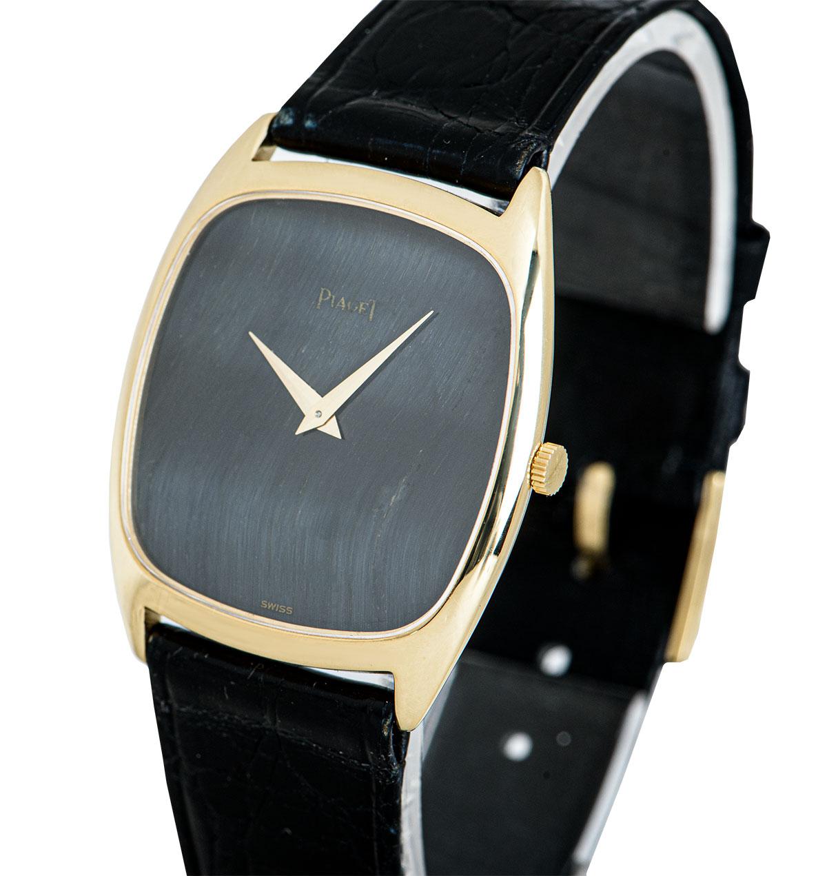 A 29 mm 18k Yellow Gold Gents Dress Wristwatch, stone dial, a fixed 18k yellow gold bezel, an original black leather strap with an original 18k yellow gold pin buckle, sapphire glass, manual wind movement, in excellent condition, comes with a Piaget
