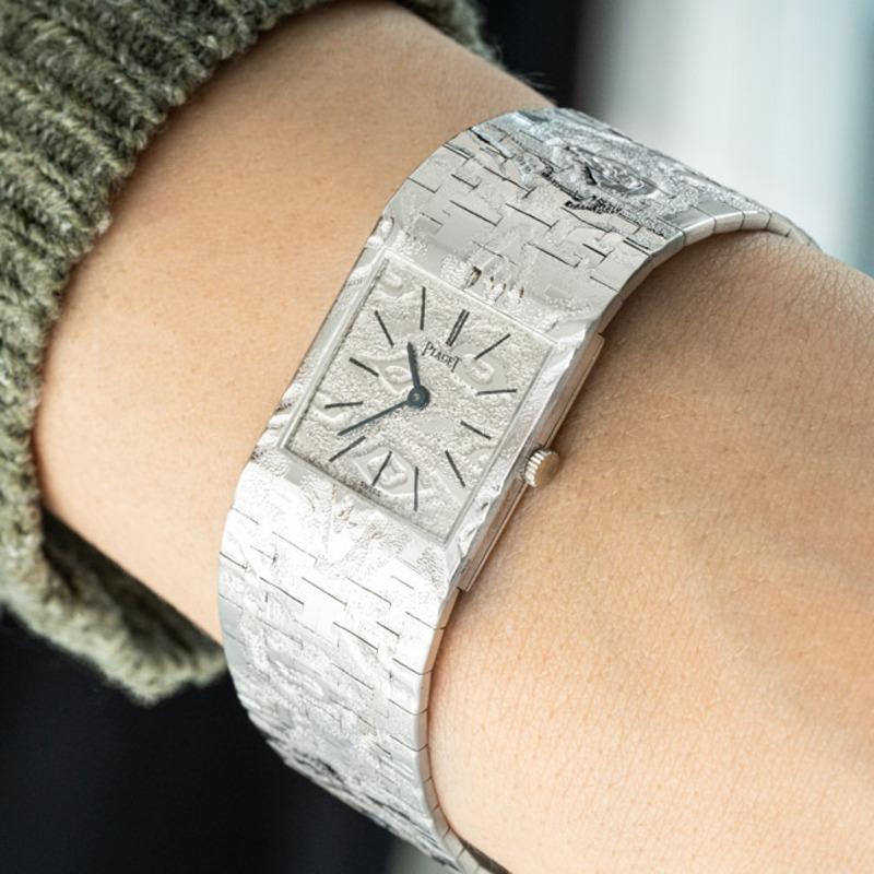 Piaget Dress Watch Ladies 18 Karat White Gold Textured Silvered Dial 9131 A 17 In Excellent Condition For Sale In London, GB