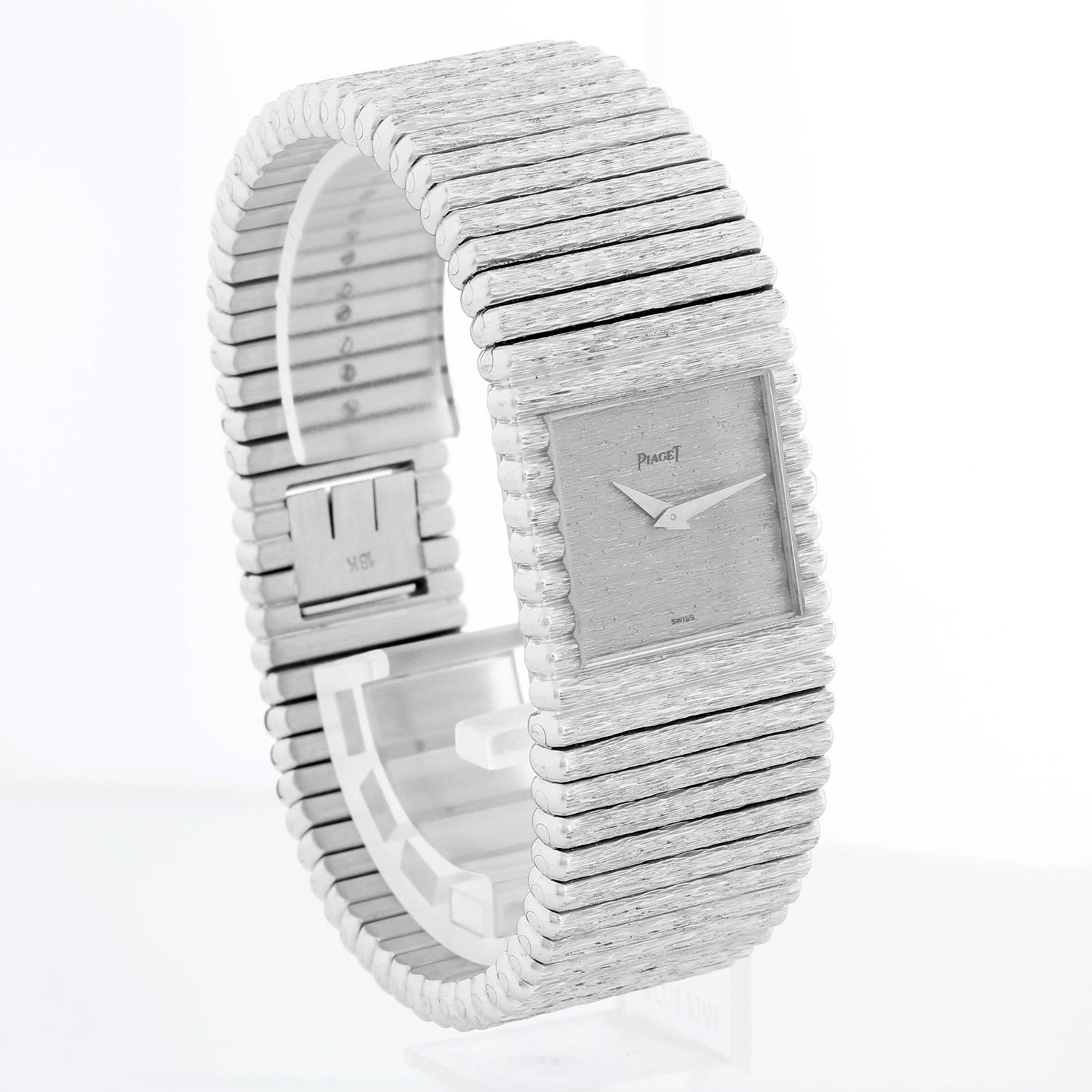 Piaget Emperador 18K White Gold Bark Mens Watch - Manual. Emperador. Or blanc 18 carats avec gravure d'armoiries sur le fond du boîtier ( 24 mm ). Aiguilles Dauphine en or texturé et verre saphir. Bracelet intégral en or blanc 18K ; s'adapte à un
