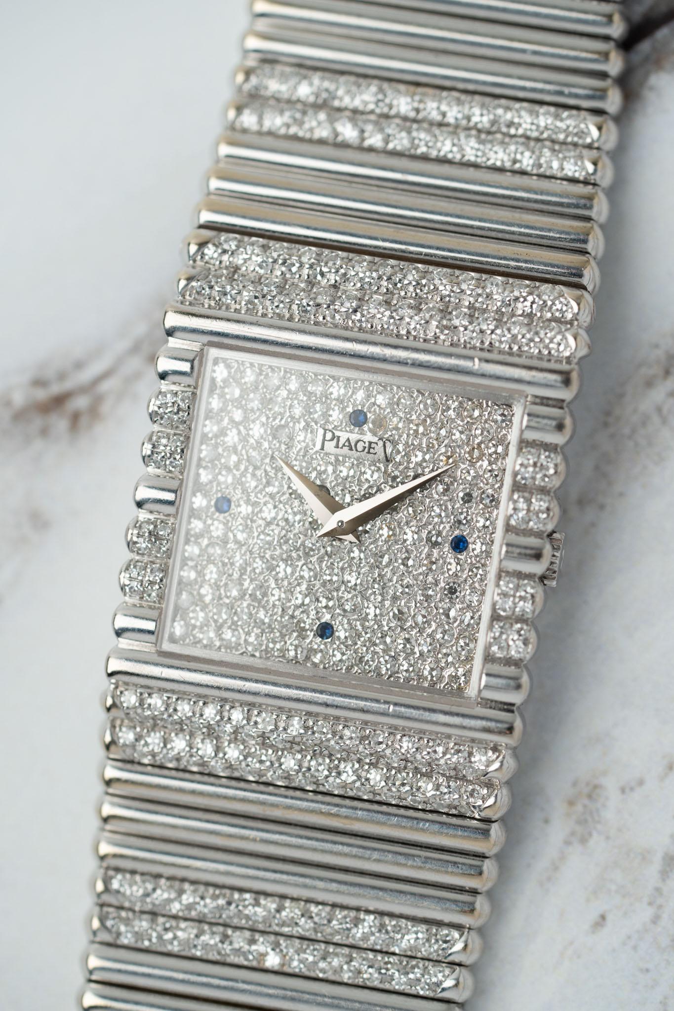 Piaget Emperador 9131 - Cadran diamant pavé et saphir, or blanc 18 carats (années 1980)

Expression éblouissante de la maîtrise de la haute joaillerie de Piaget, cette Emperador 9131 des années 1980 incarne l'âge d'or du savoir-faire de la marque -